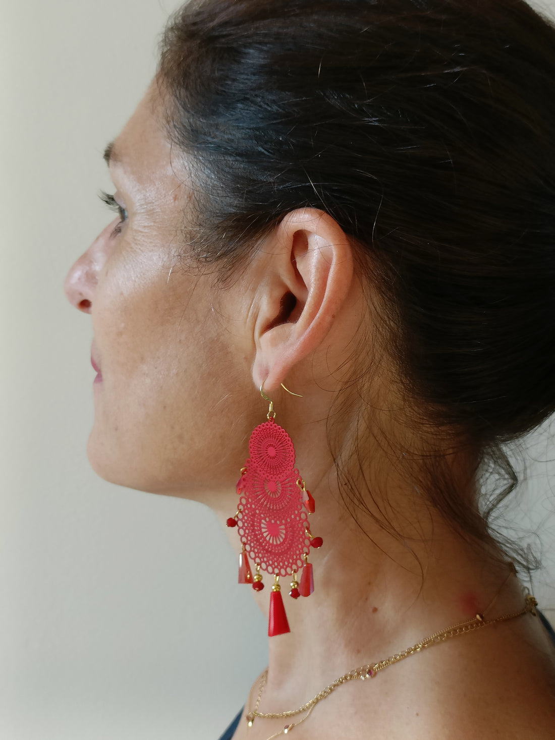 Ozanne, grandes boucles d'oreilles rouges estampes dentelées et perles de cristal ; dormeuses ou clips; existent en différents coloris et quantités réduites