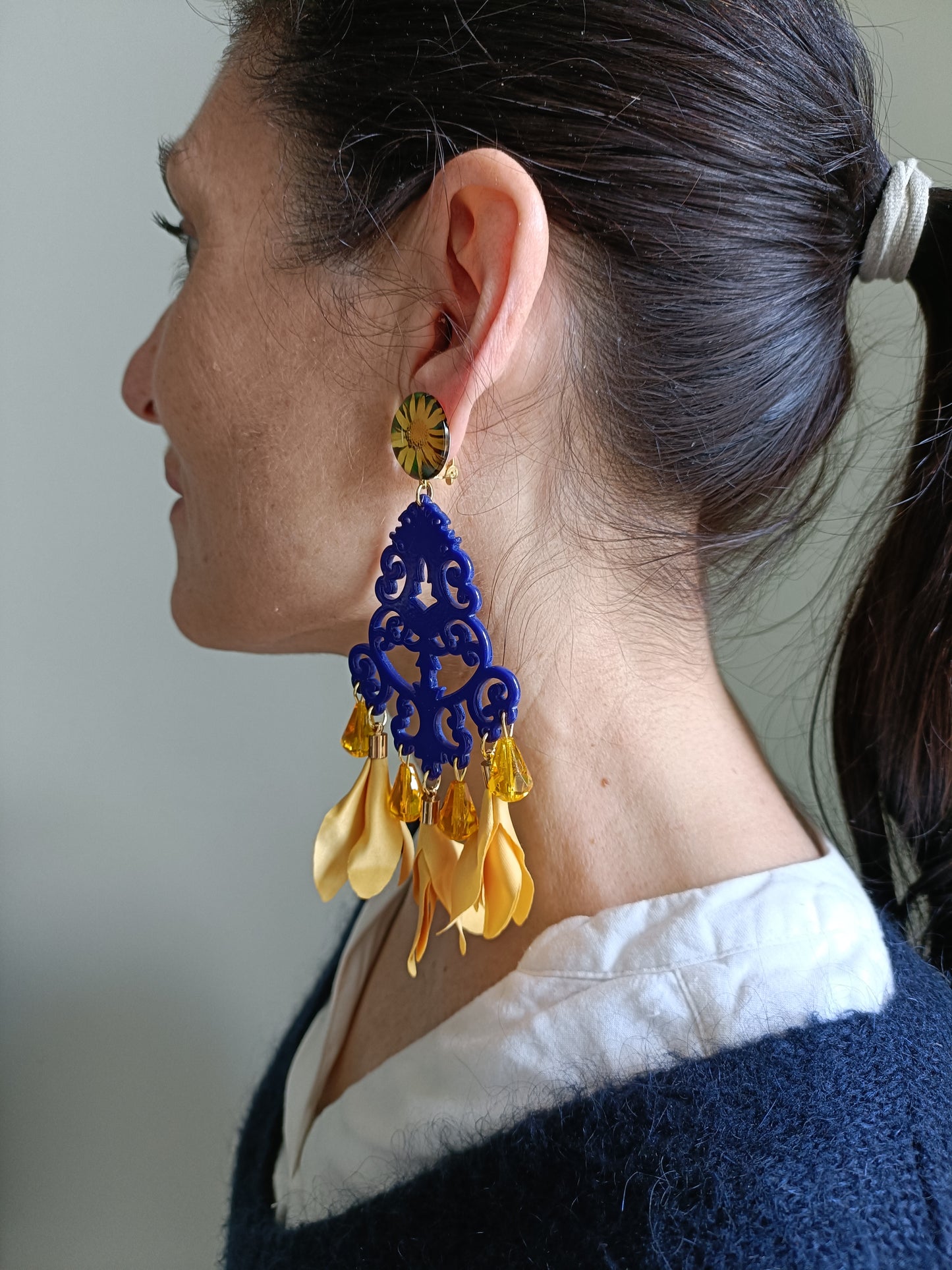 Agrippine, boucles d'oreilles clips bleu vif et fleurs jaunes
