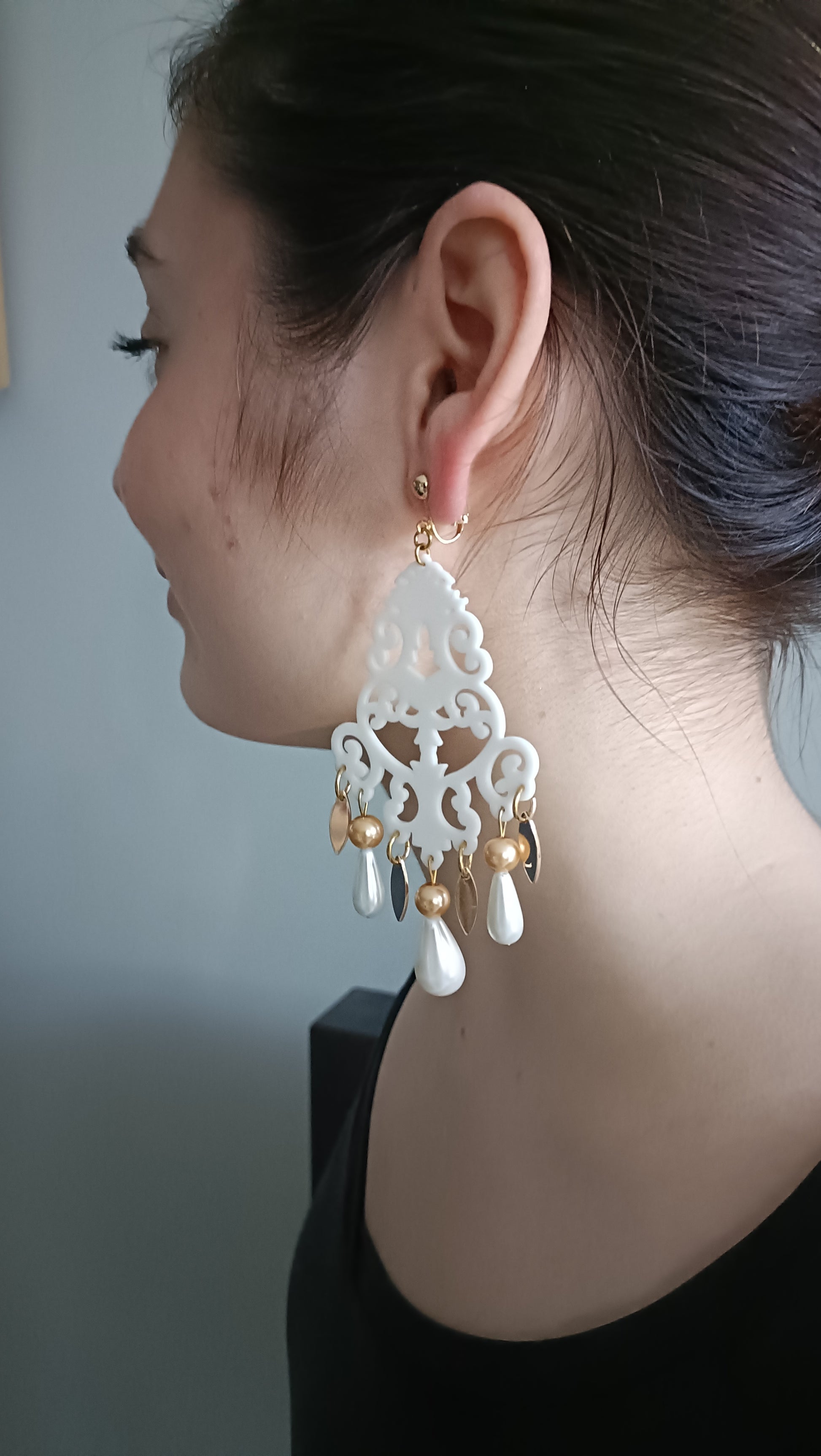 Agrippine, grandes boucles d'oreilles blanc et or 