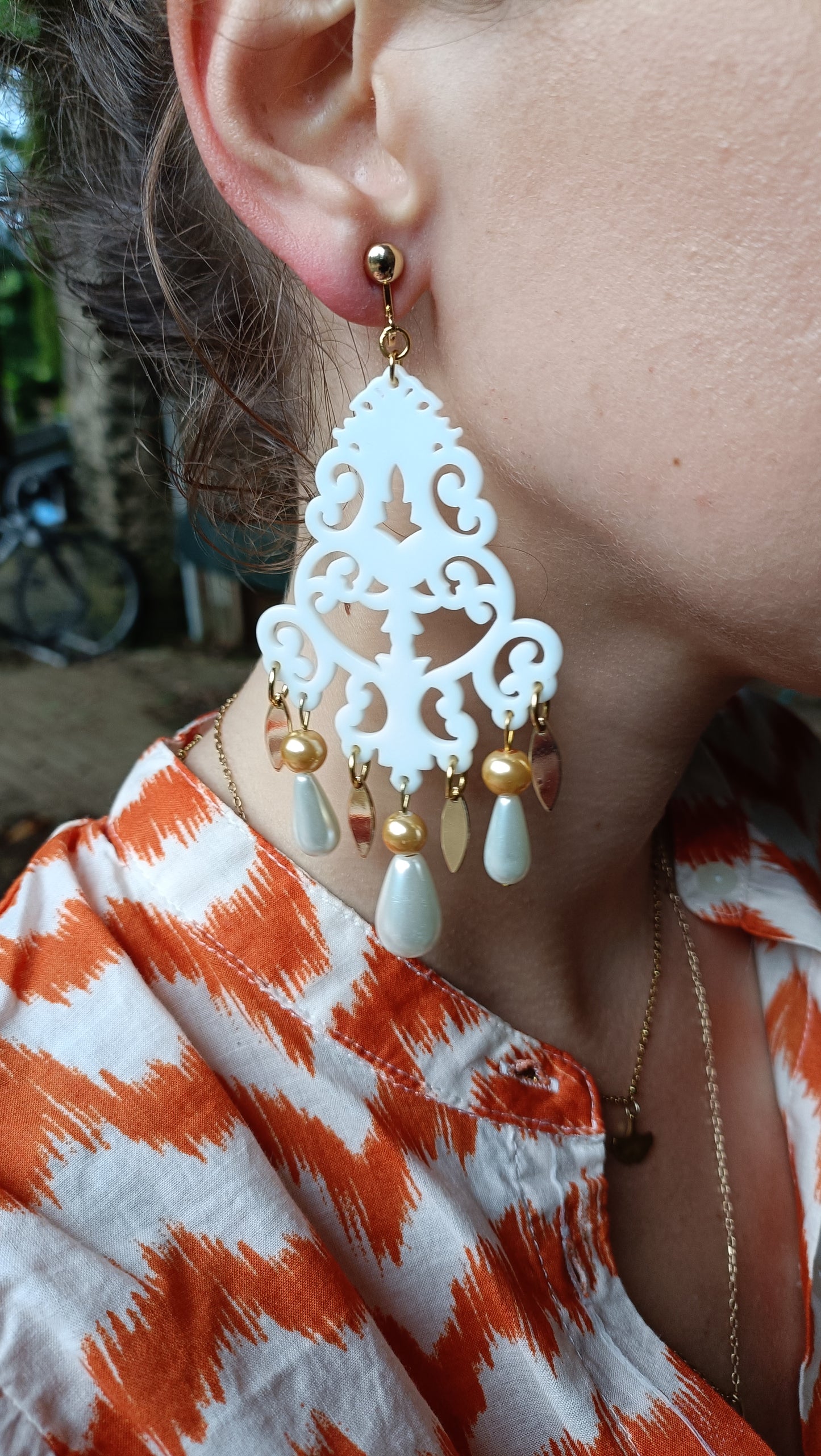 Agrippine, grandes boucles d'oreilles blanc et or 