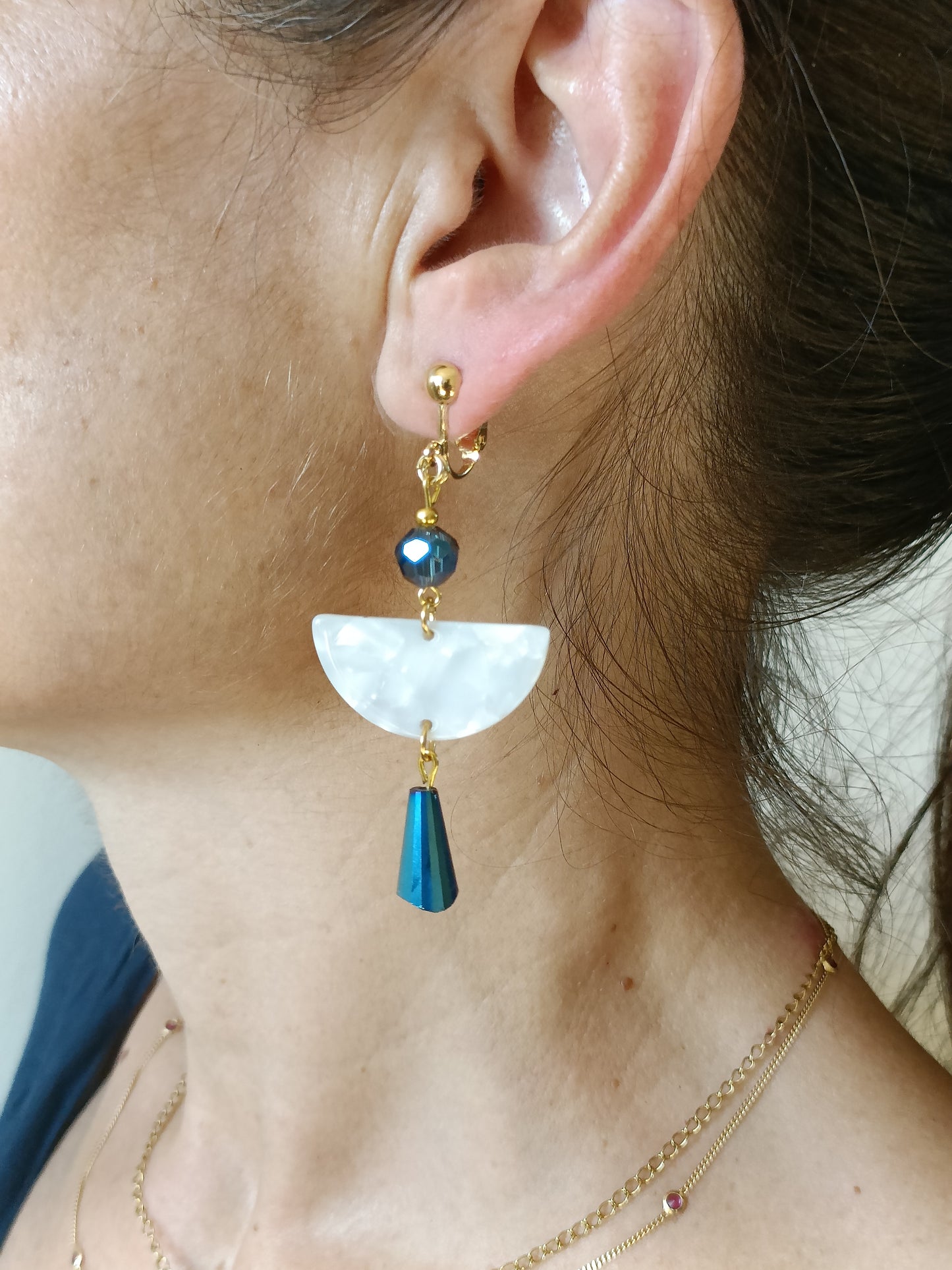 Albe, boucles d'oreilles en acétate et perles bleu marine