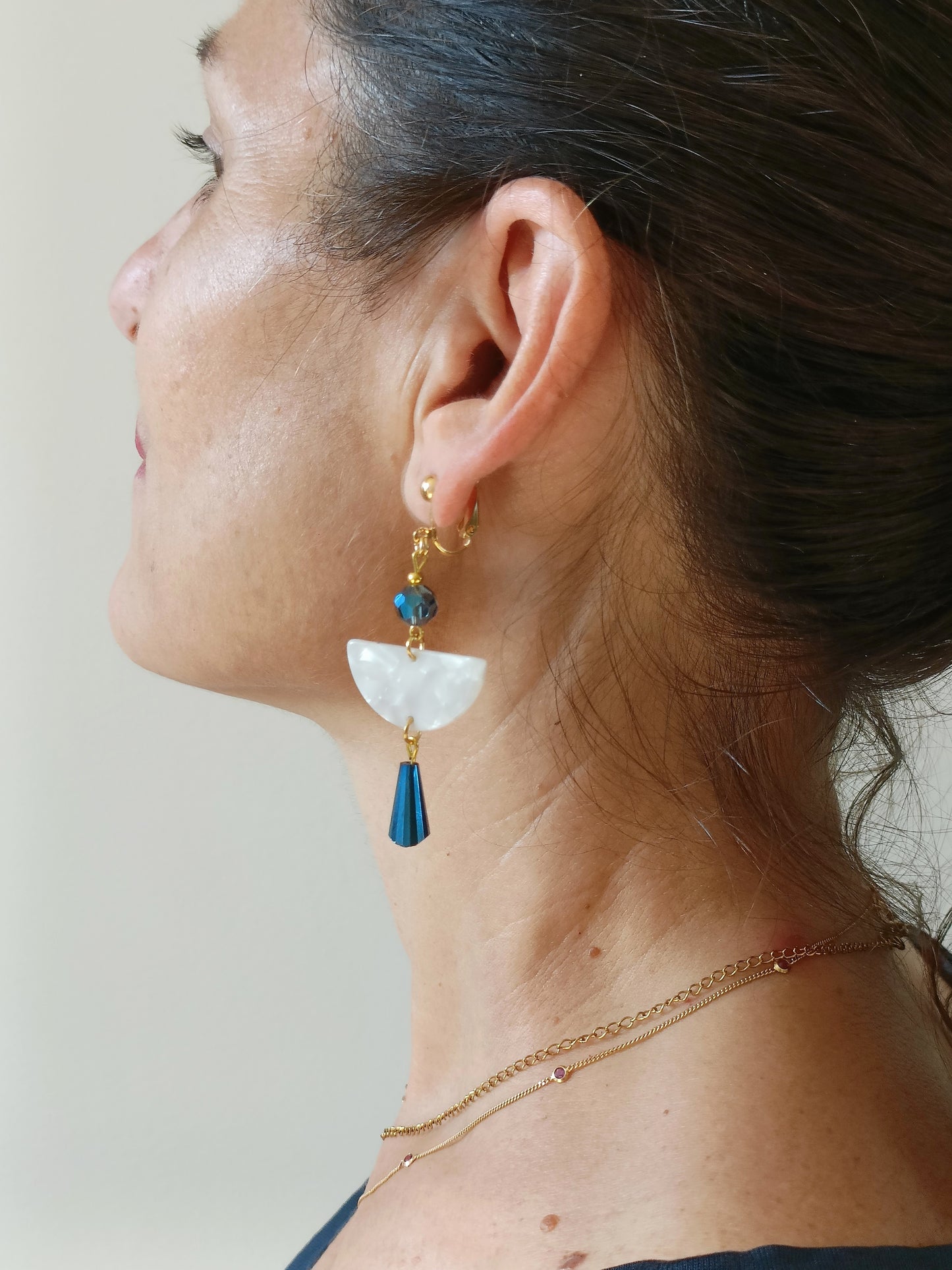 Albe, boucles d'oreilles en acétate et perles bleu marine