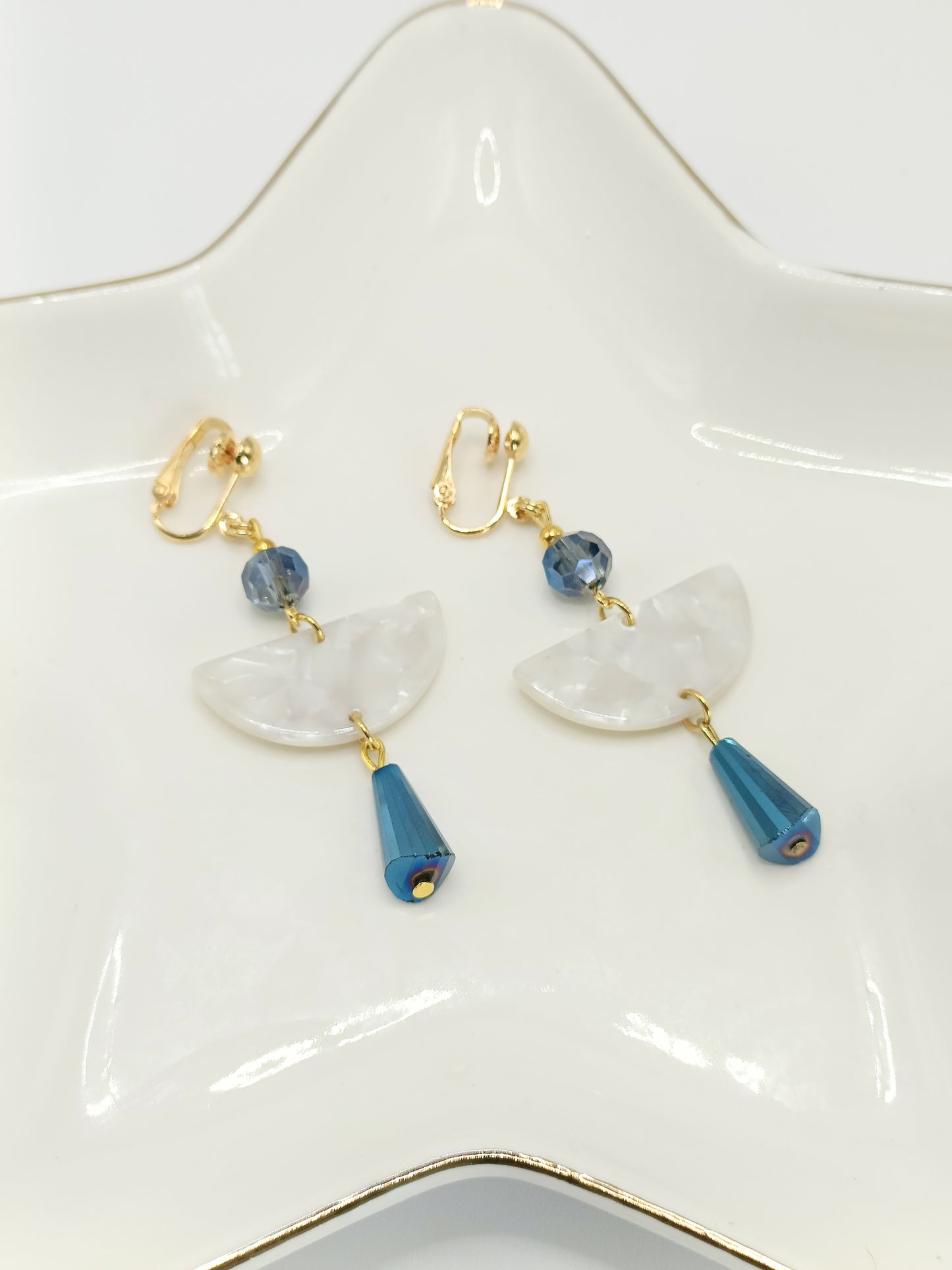 Albe, boucles d'oreilles en acétate blanc marbré, perles en verre facetté, irisé bleu marine, en percées ou clips