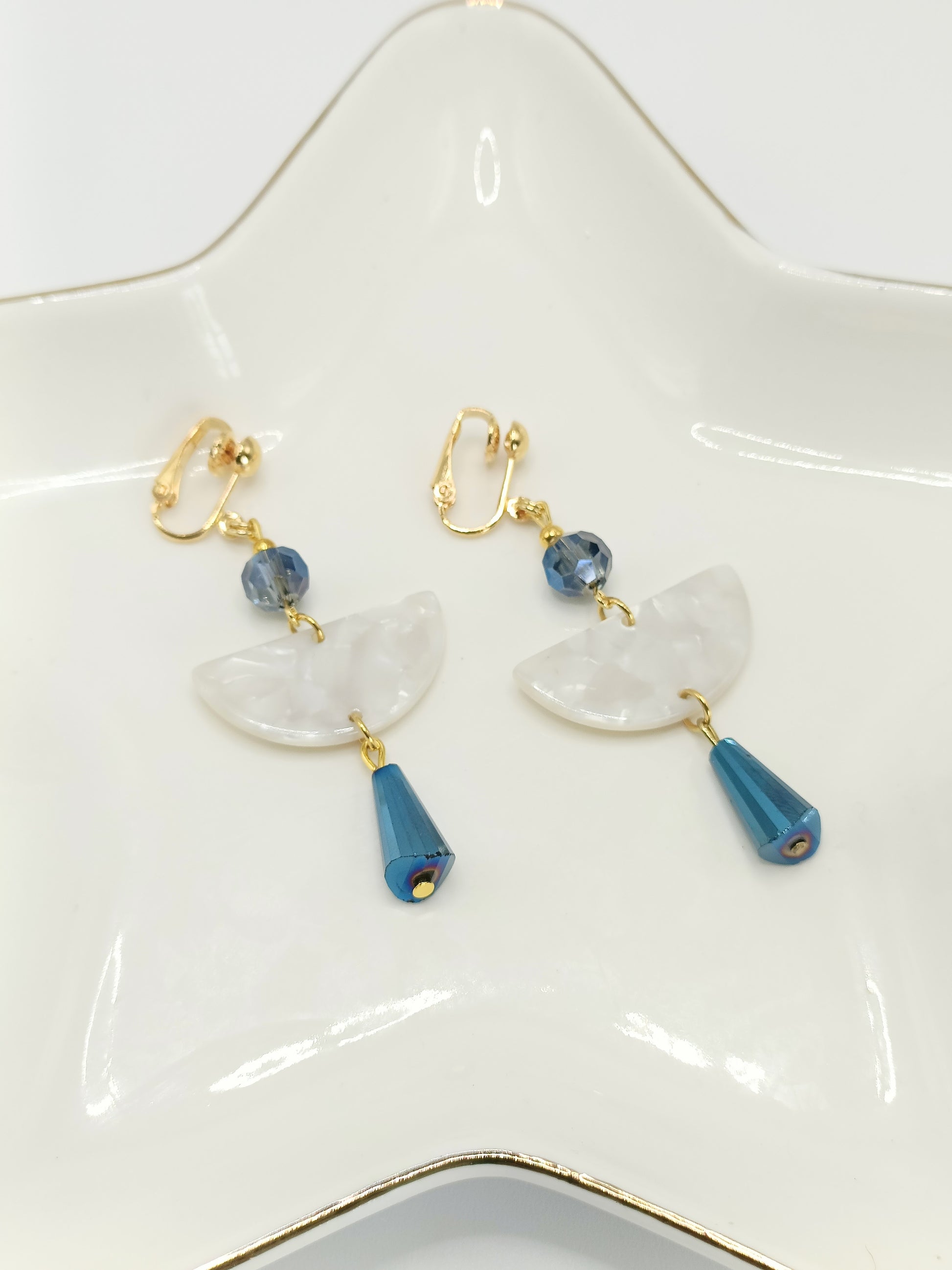 Albe, boucles d'oreilles en acétate blanc marbré, perles en verre facetté, irisé bleu marine, en percées ou clips