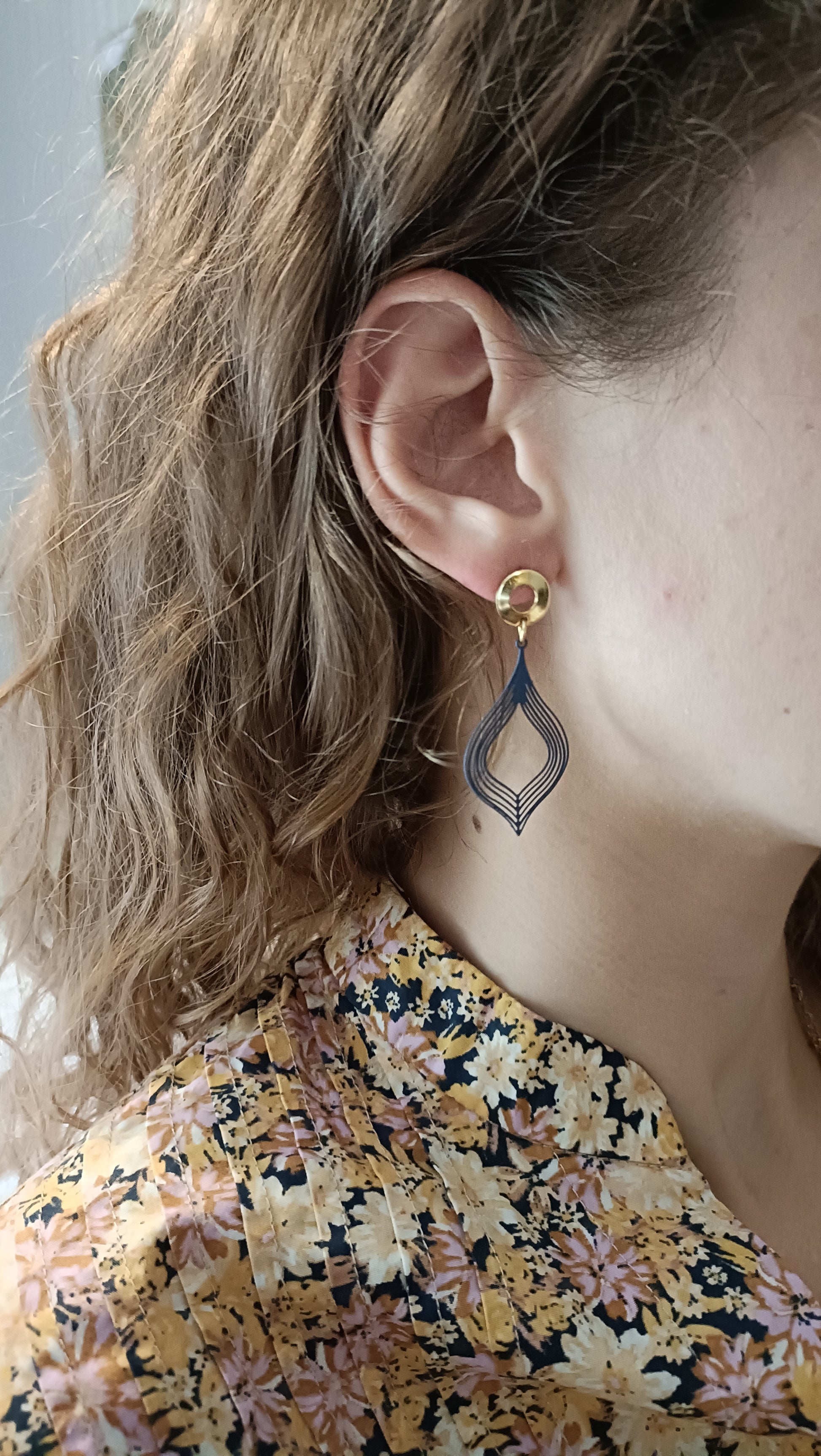 Aline, les boucles d'oreilles puces dorées 18K et estampes fines bleu marine filigranées 