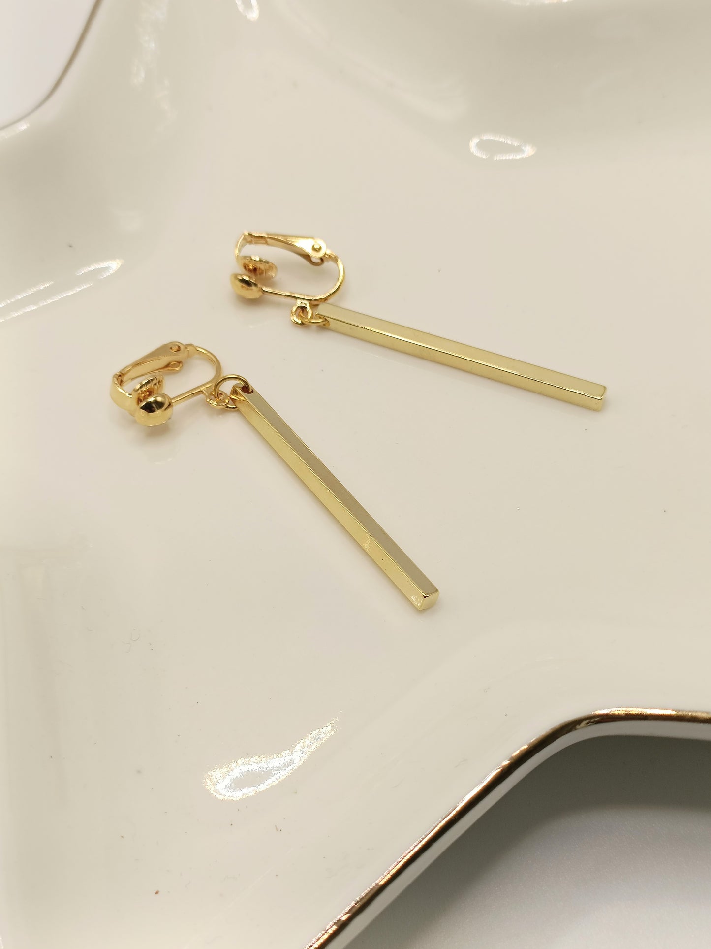 Boucles d'oreilles Baguettes dorées à l'or fin, épurées et intemporelles, en percées ou clips, 4 cm de long