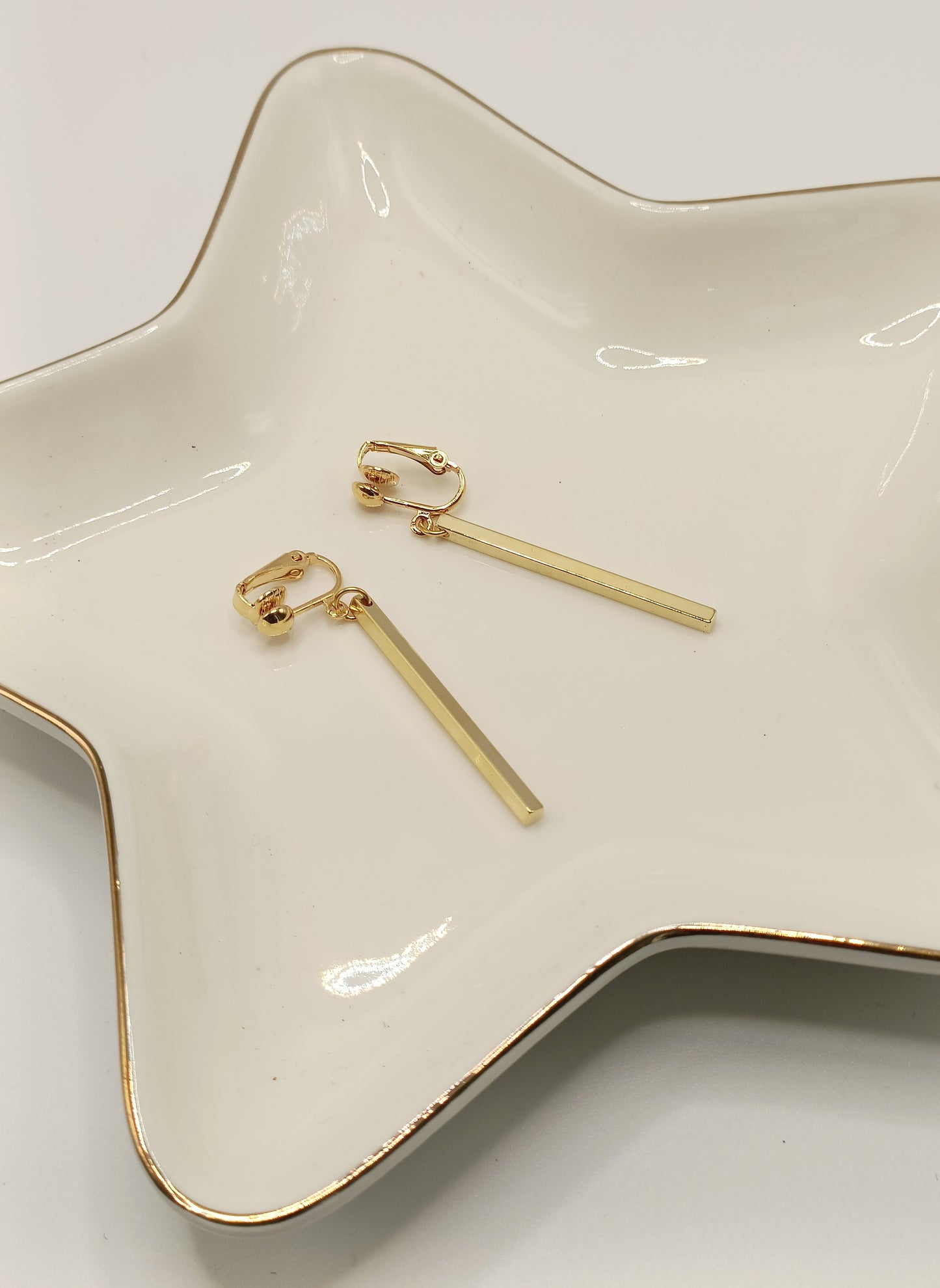 Boucles d'oreilles Baguettes dorées à l'or fin, épurées et intemporelles, en percées ou clips, 4 cm de long