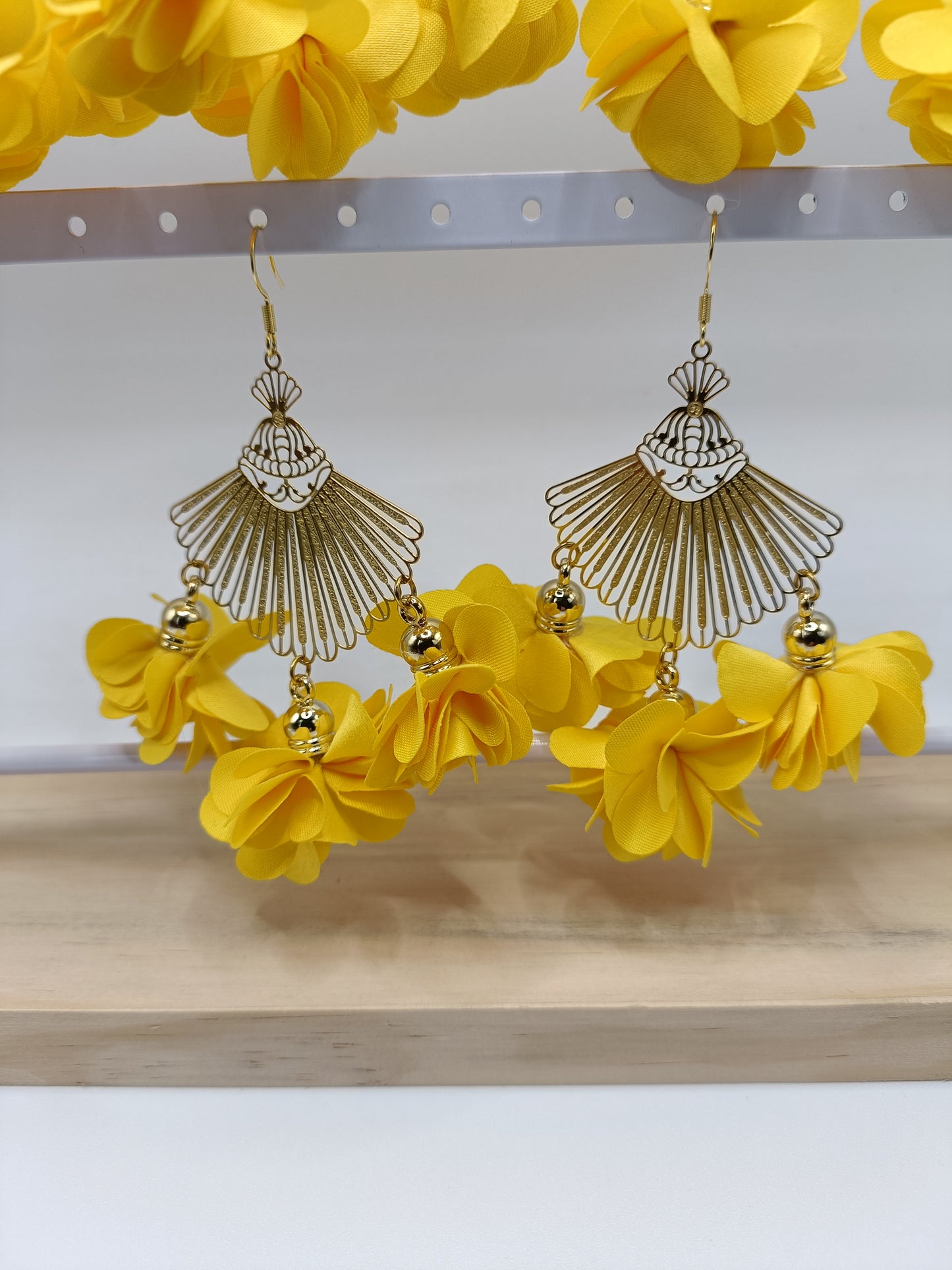 Boucles d'oreilles Benoîte, grand modèle, éventails dorés en acier inoxydable et fleurs pétales jaunes en tissu, percées ou clips