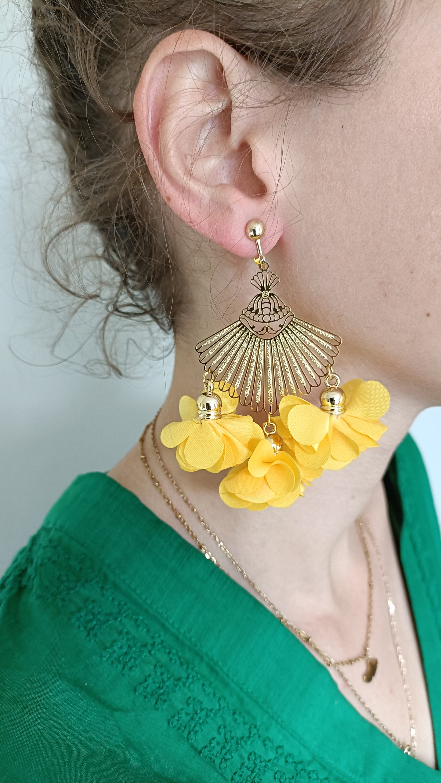 Benoîte, grandes boucles d'oreilles dorées et fleurs tissu pétales jaunes, percées ou clips