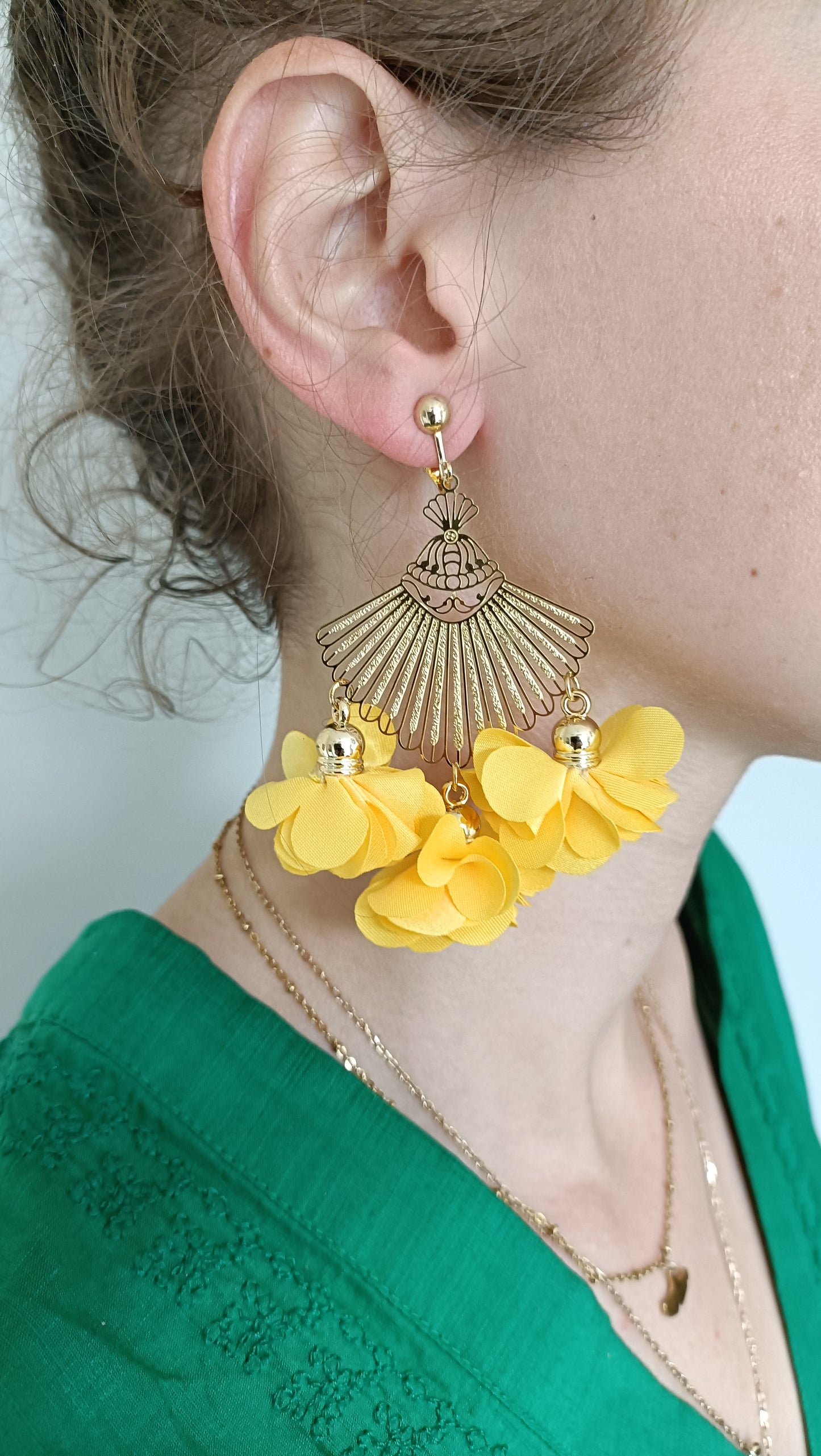 Benoîte, grandes boucles d'oreilles dorées et fleurs tissu  pétales jaunes, percées ou clips