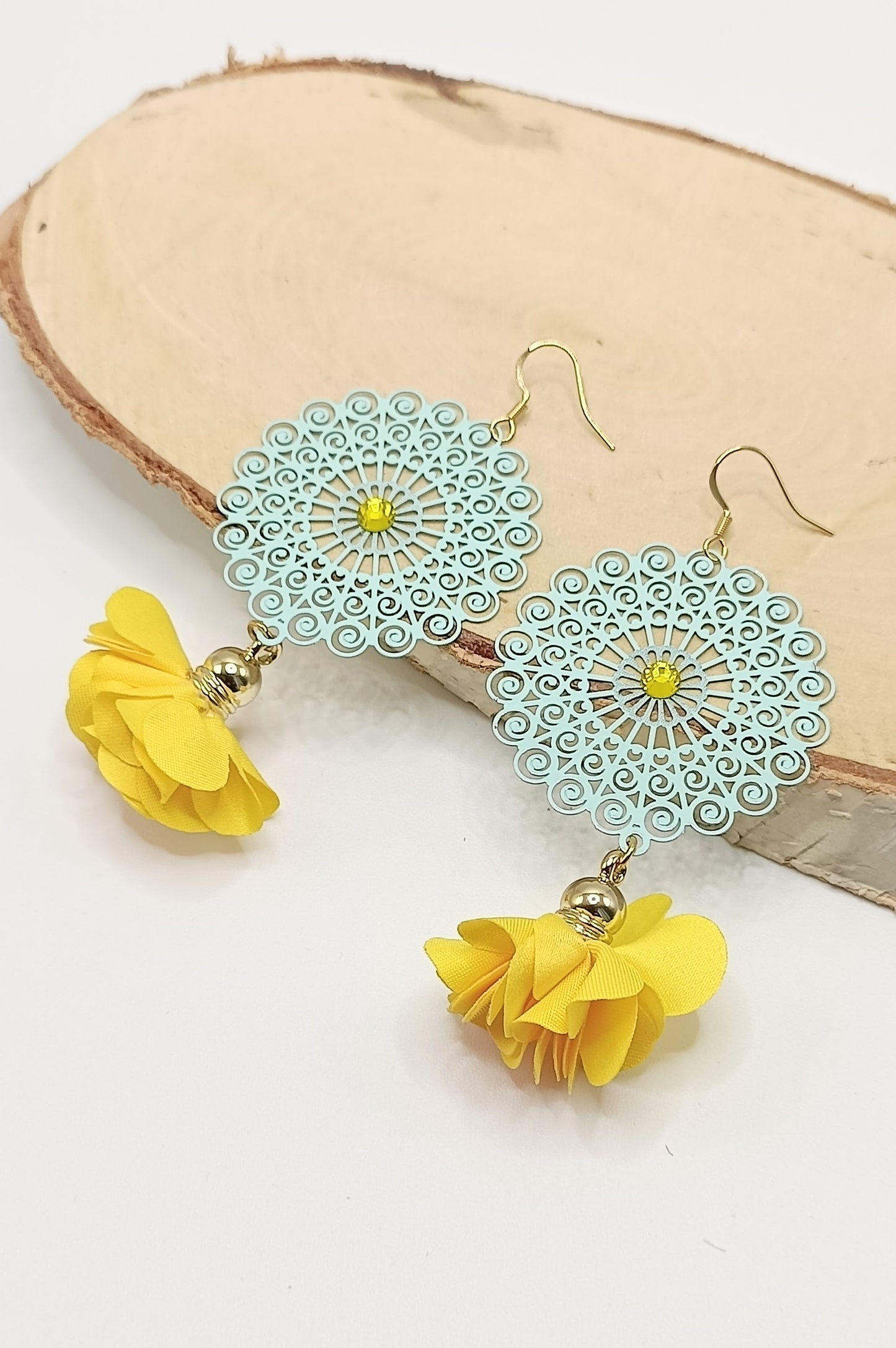 Boucles d'oreilles Imelda vert d'eau et fleurs jaunes en tissu, en percées ou clips