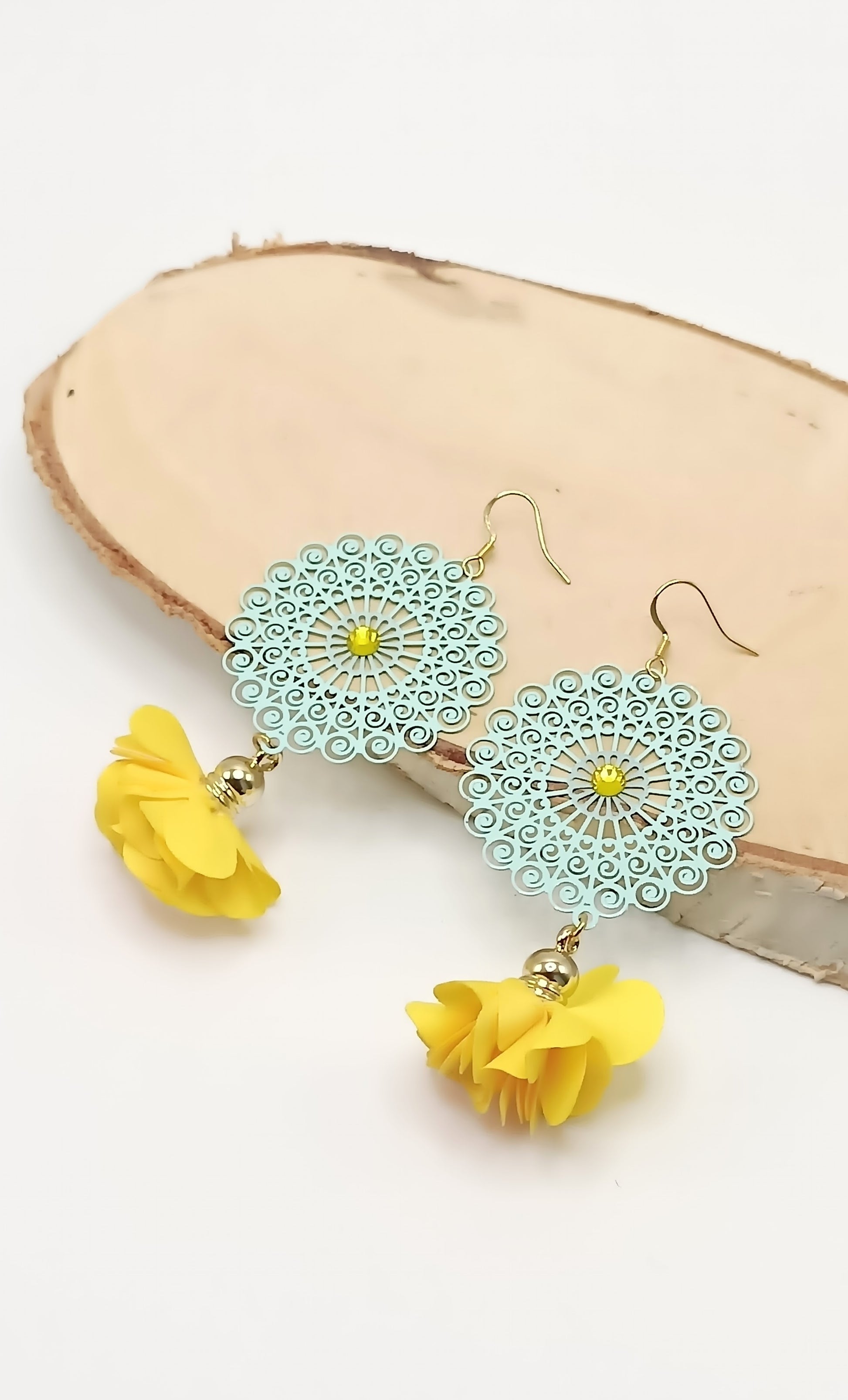 Boucles d'oreilles Imelda vert d'eau et fleurs jaunes en tissu, en percées ou clips