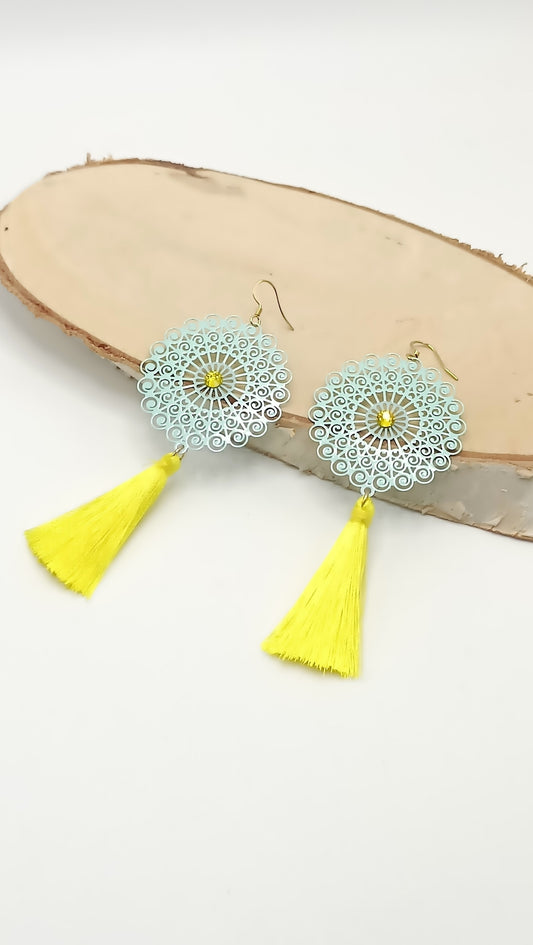 Boucles d'oreilles Imelda vert d'eau et pompons jaunes , en percées ou clips 