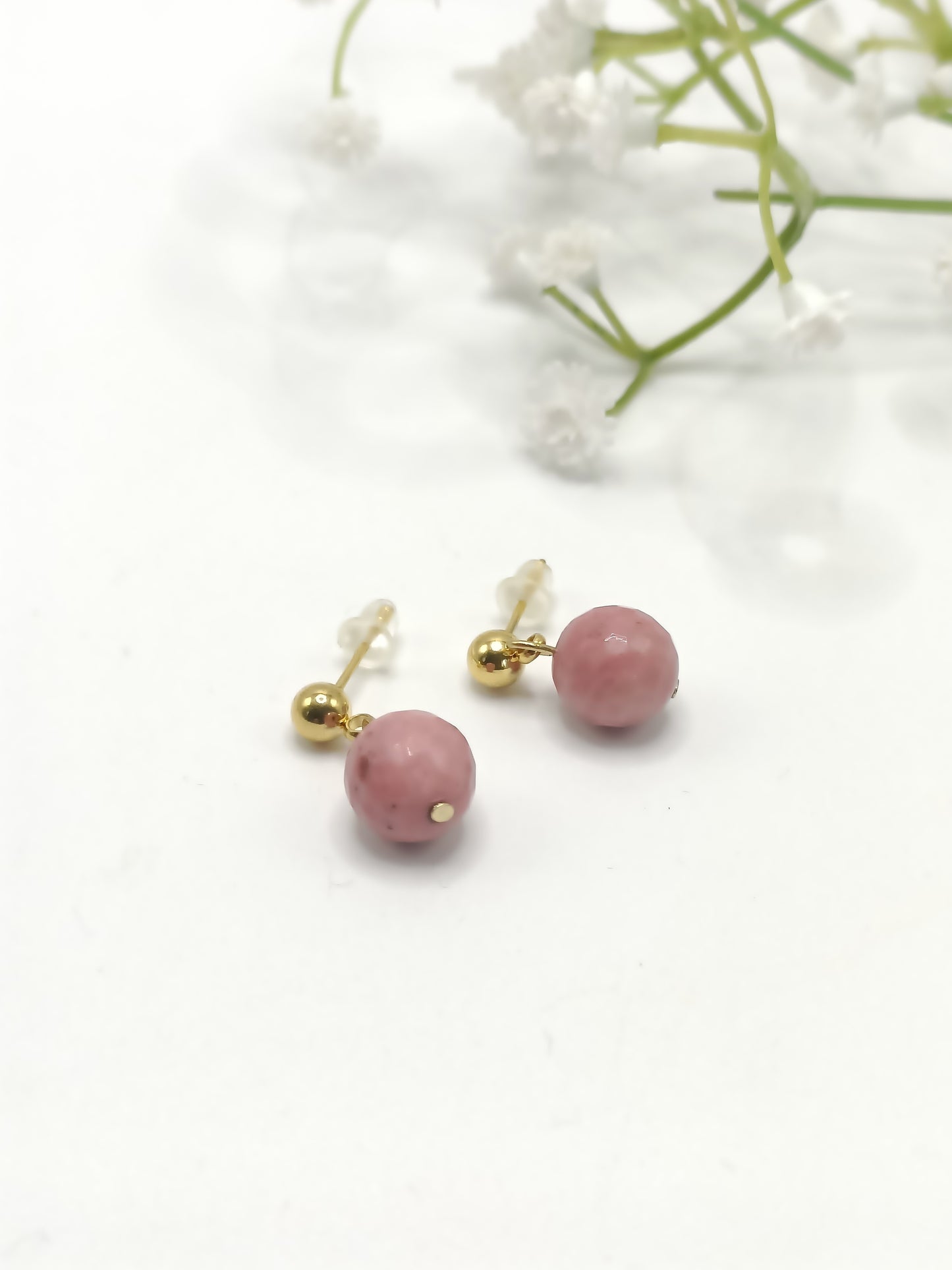 Boucles d'oreilles dorées et pierres naturelles en agates roses facettées