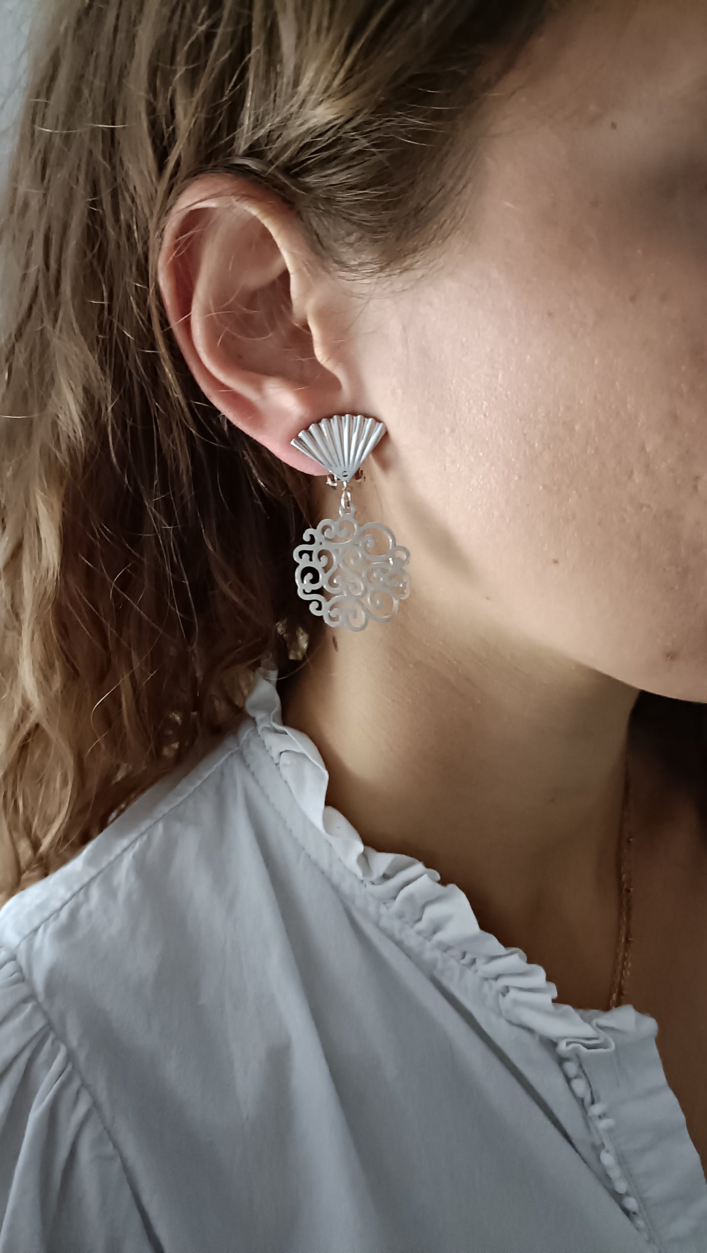 Boucles d'oreilles clips éventails argentés , estampes ajourées