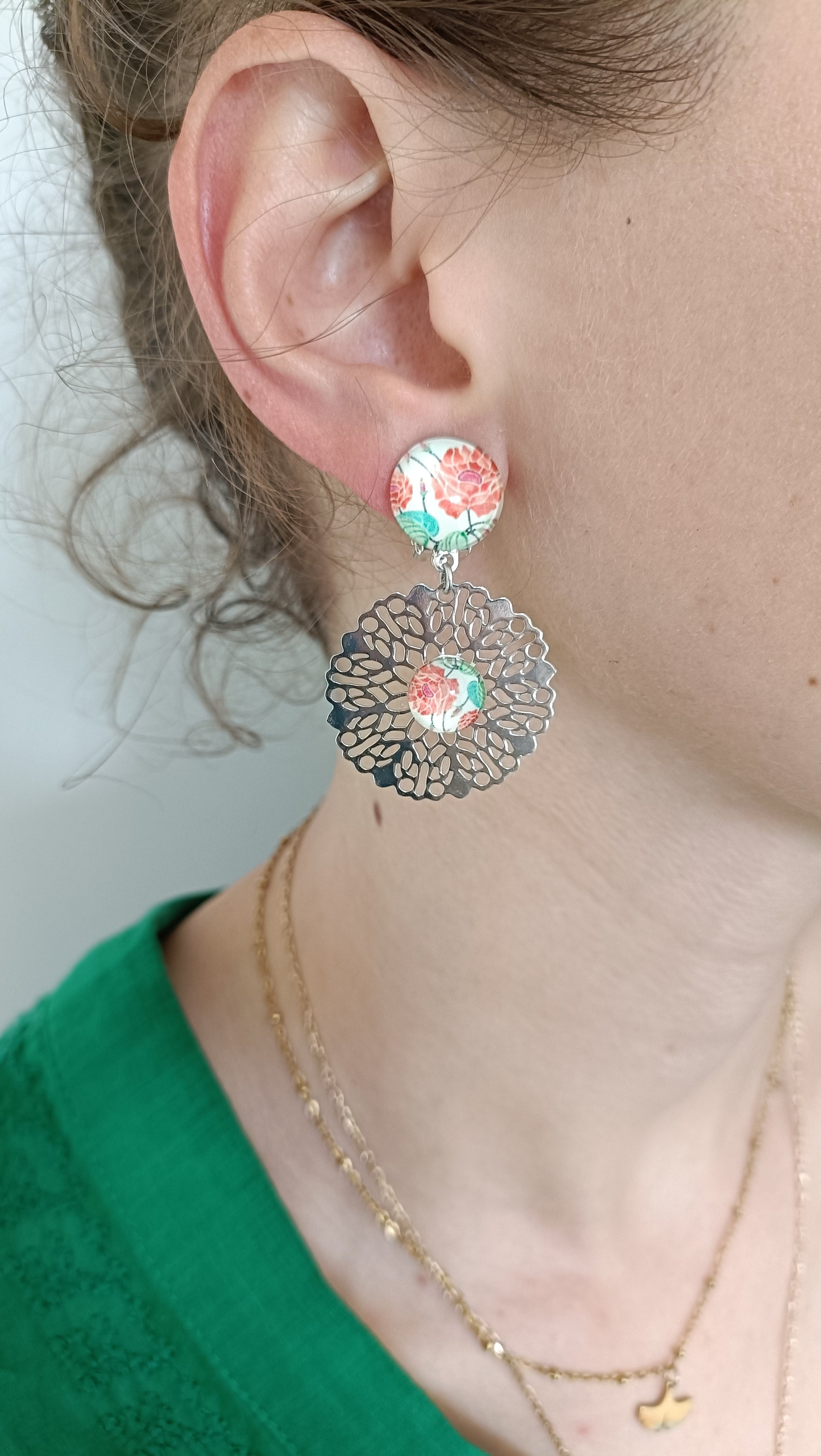 Boucles d'oreilles clips argentés indolores et fleurs