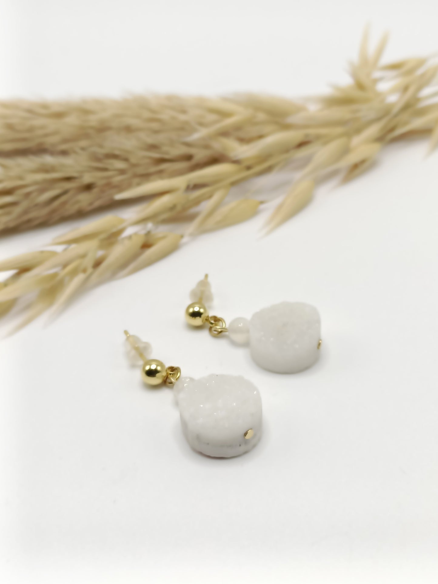 Boucles d'oreilles blanches en pierre naturelles, géode de quartz et pierre de lune, en percées ou clips