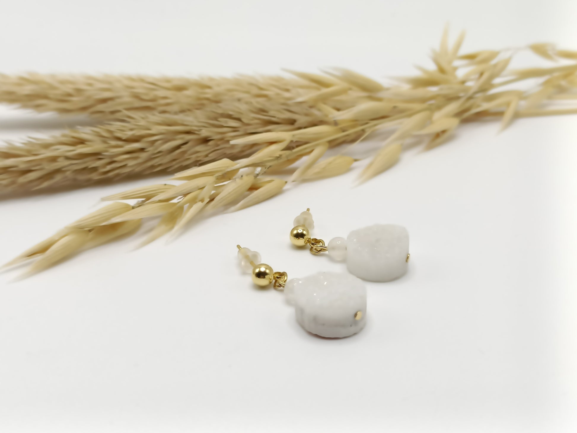Boucles d'oreilles dorées en pierres naturelles, géode de quartz, et pierre de lune, en percées ou clips