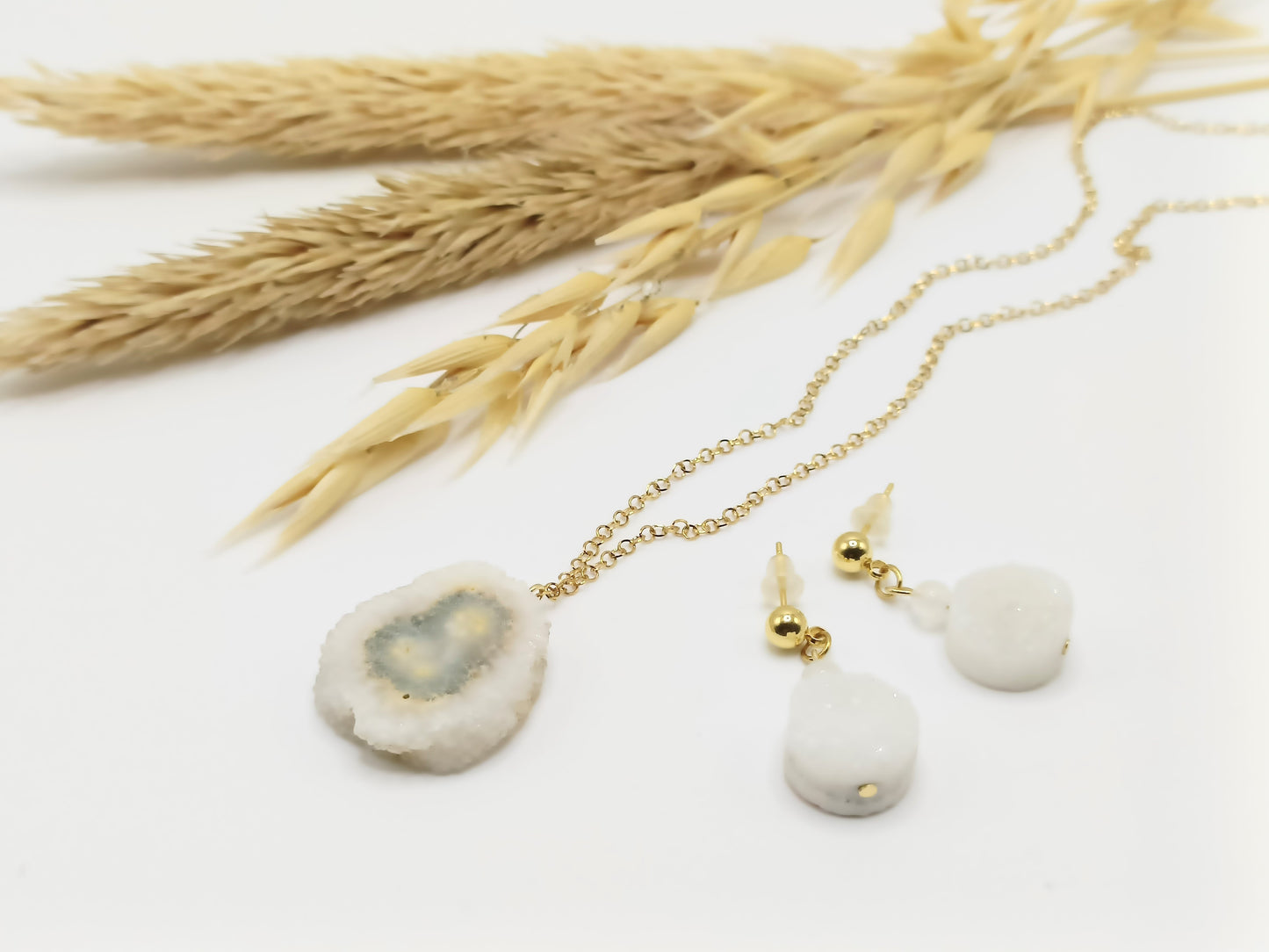 Boucles d'oreilles en pierres naturelles, géode de quartz et pierre de lune, en percées ou clips
