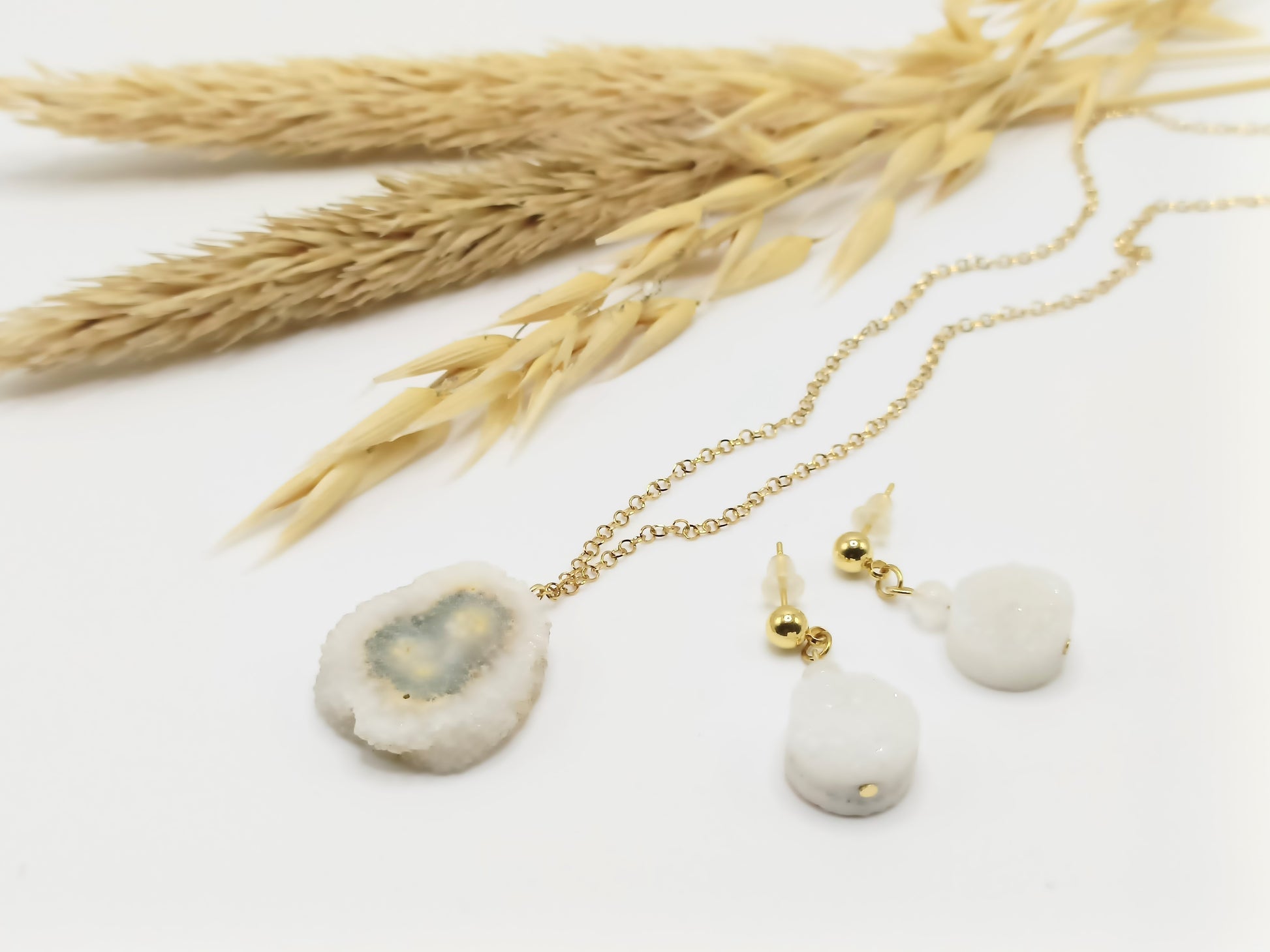 Boucles d'oreilles en pierres naturelles, géode de quartz et pierre de lune, en percées ou clips