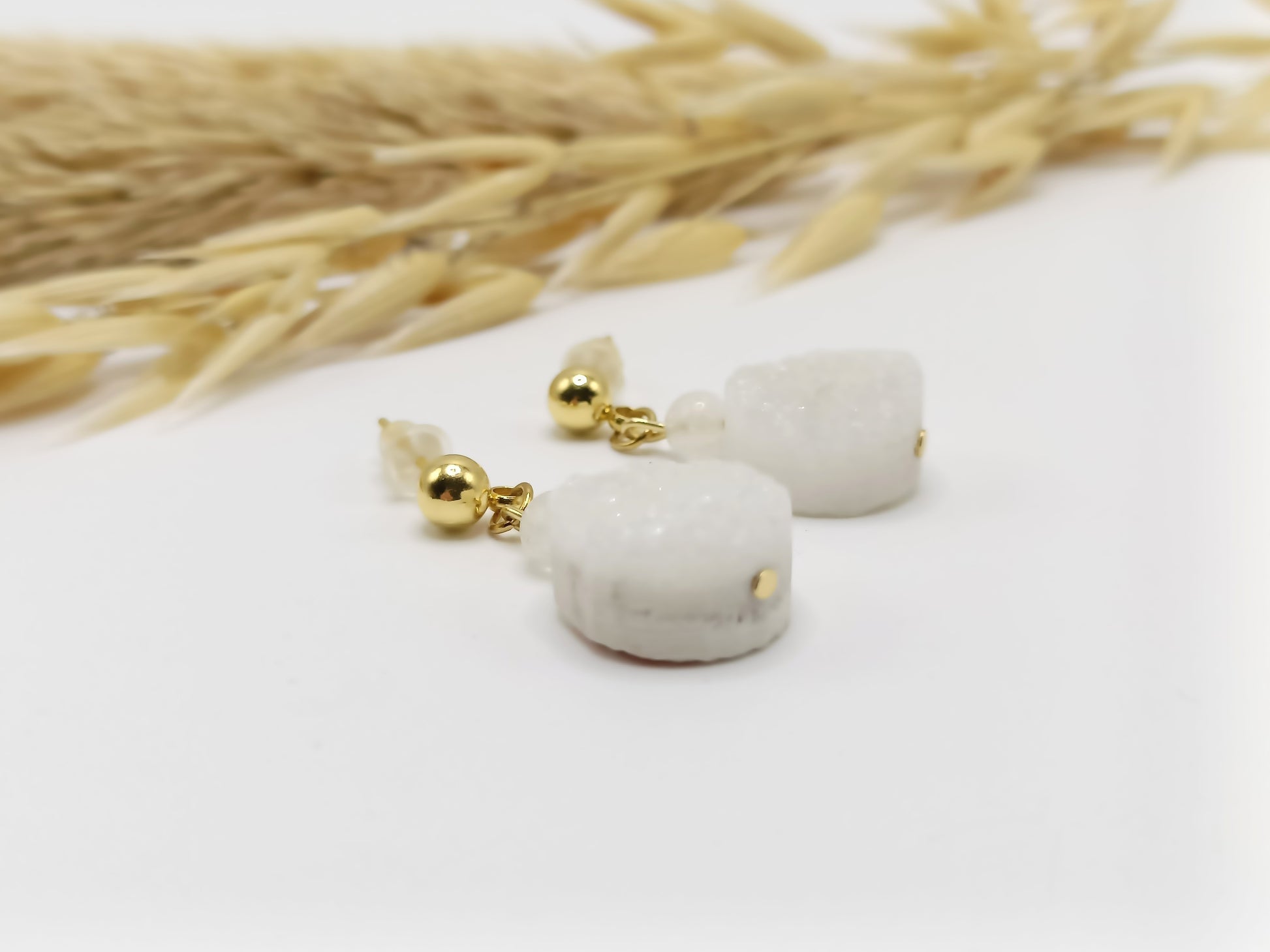 Boucles d'oreilles dorées en pierres naturelles, géode de quartz et pierre de lune, en percées ou clips