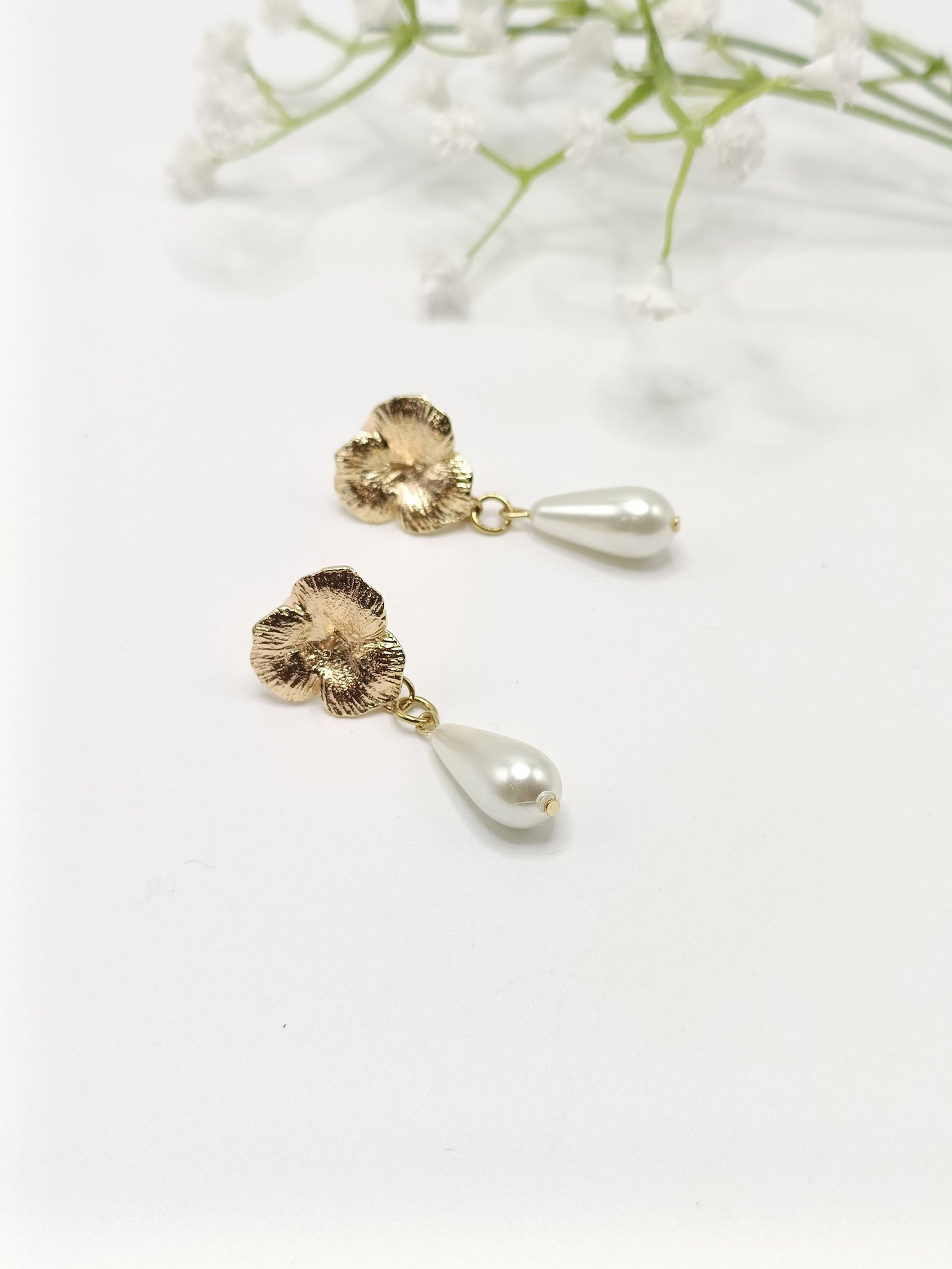 Iris, les boucles d'oreilles fleurs 18K et perles gouttes blanches 