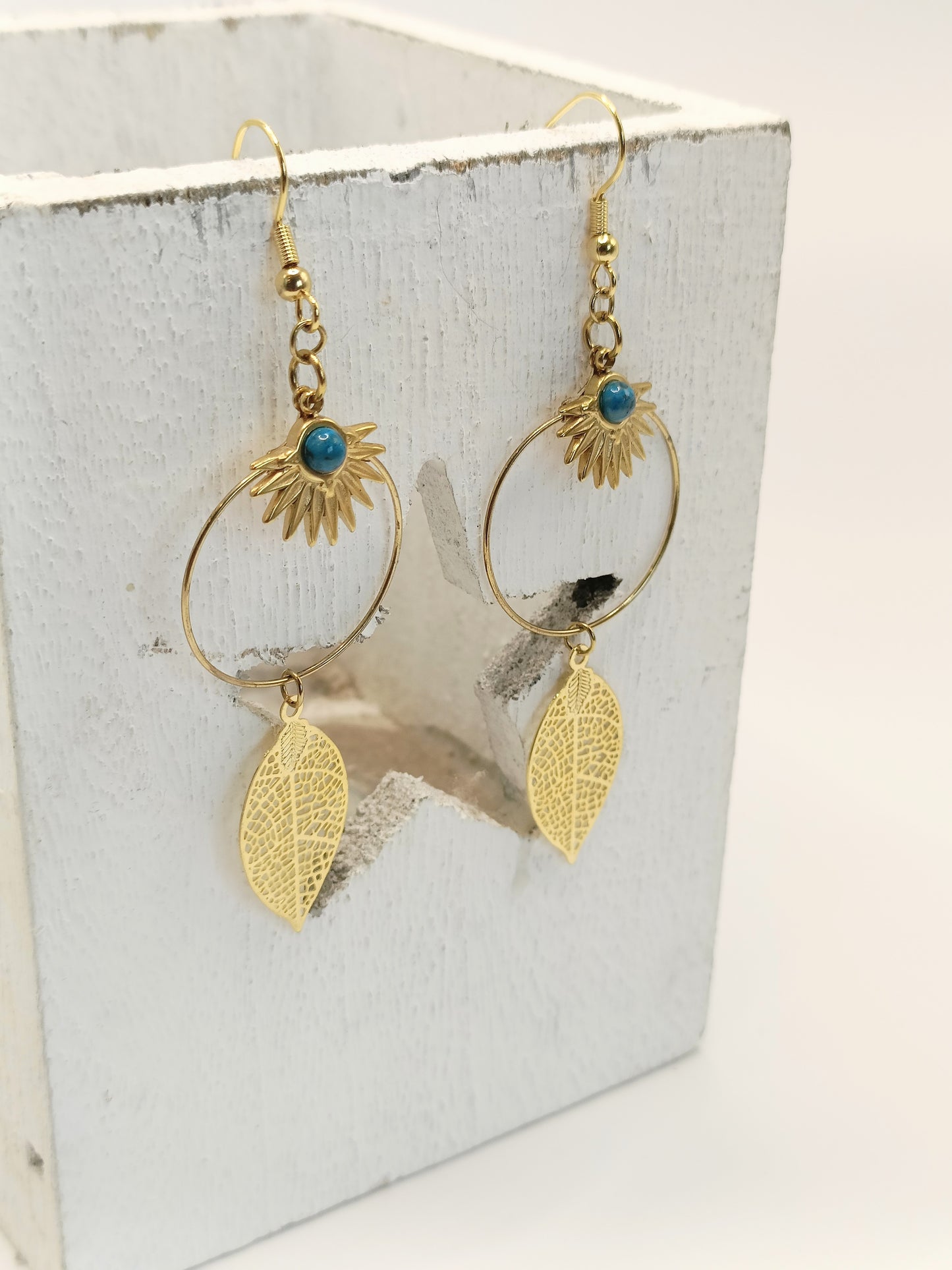 Boucles d'oreilles dorées, percées ou clips, style créoles avec feuilles dorées or fin et howlite bleue