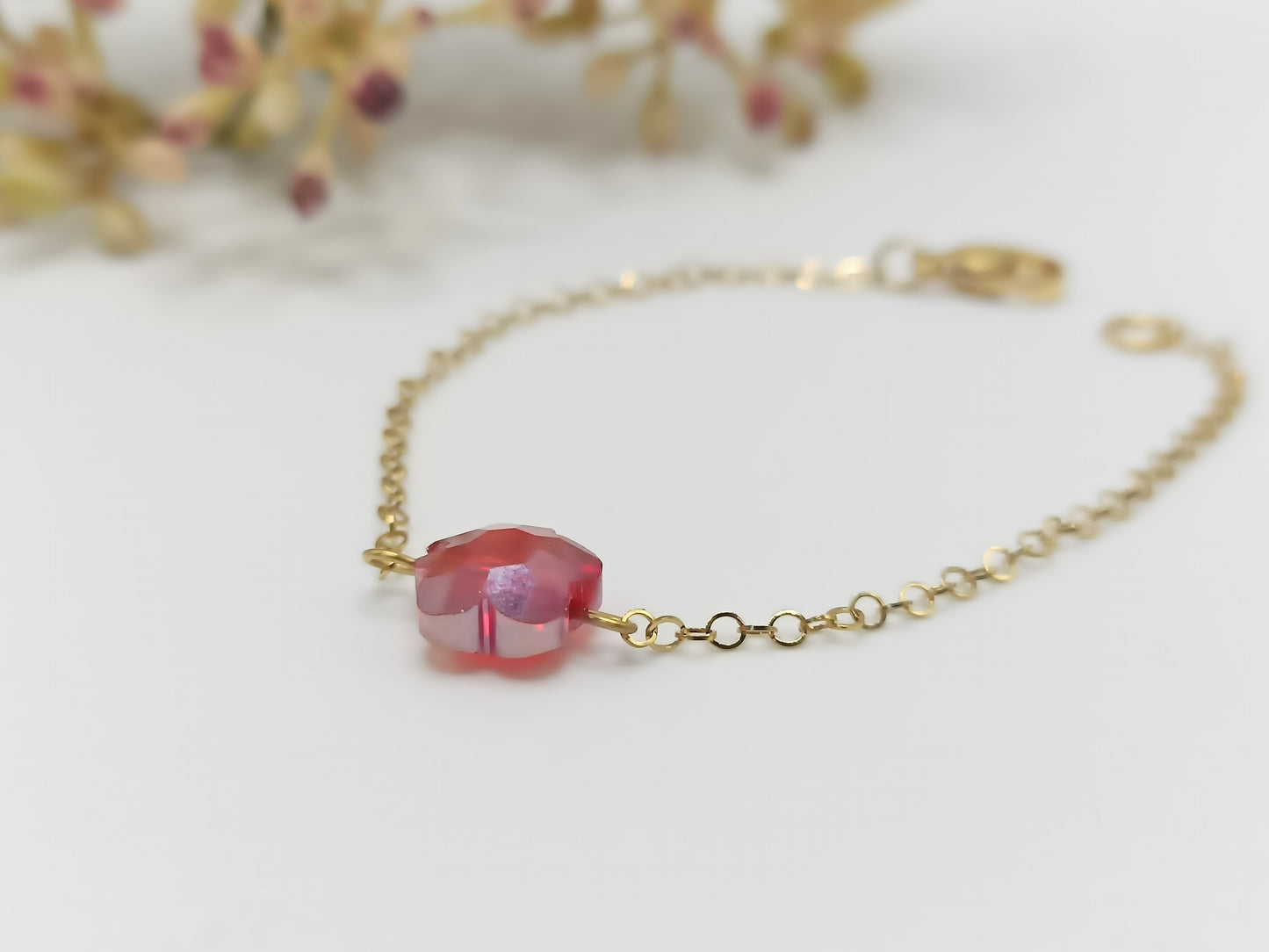 Bracelet doré et fleur rouge en cristal