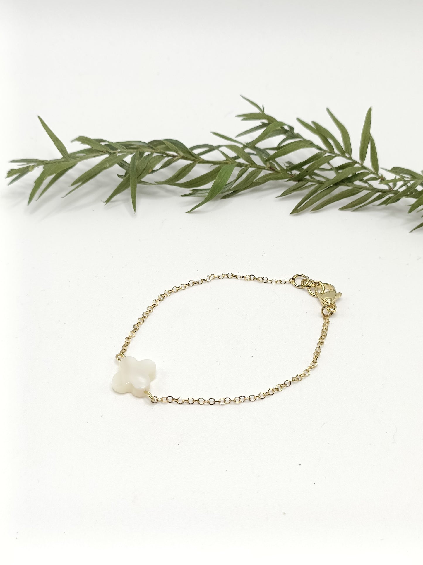 Bracelet doré fin et fleur nacre blanche