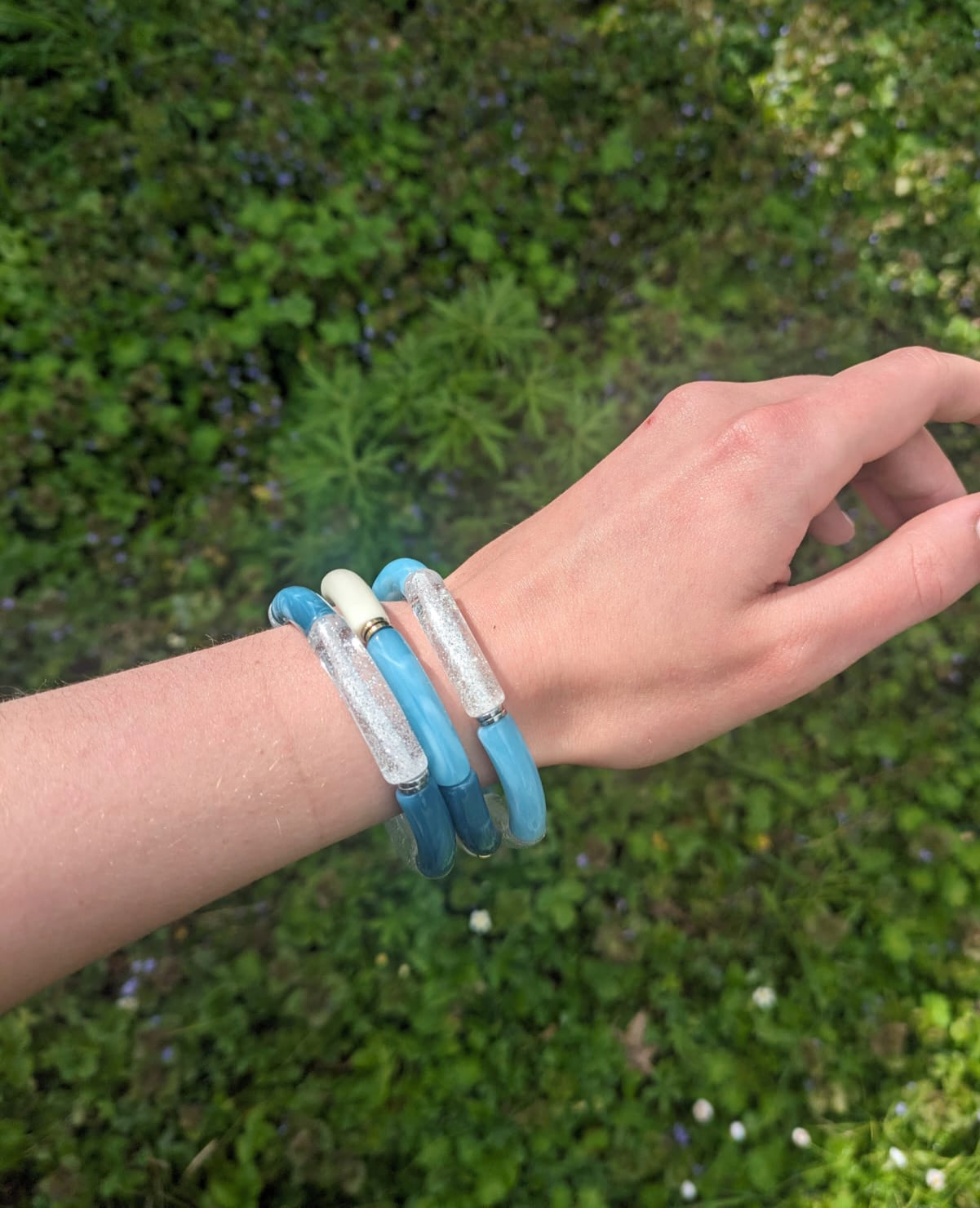 bracelets tubes fins bleu et argenté pailleté 