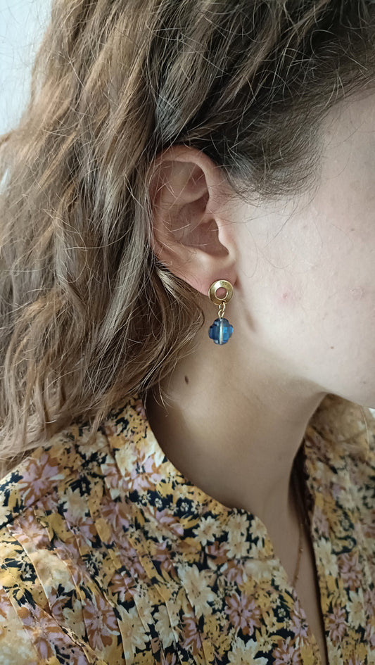 Céleste, boucles d'oreilles puces dorées 18K et fleurs bleu en cristal facetté