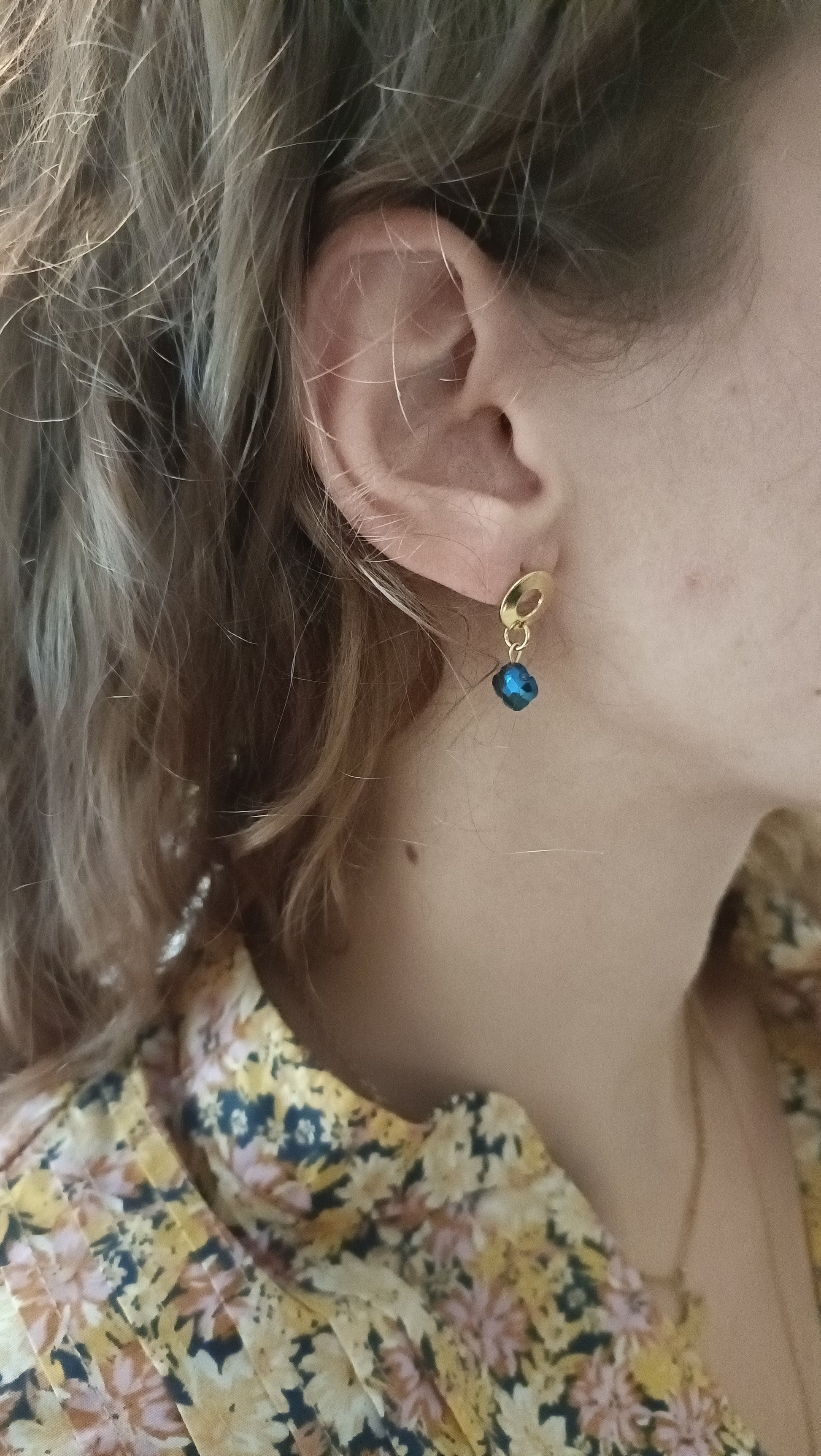 Céleste, les boucles d'oreilles puces 18K et petites fleurs bleu en cristal facetté