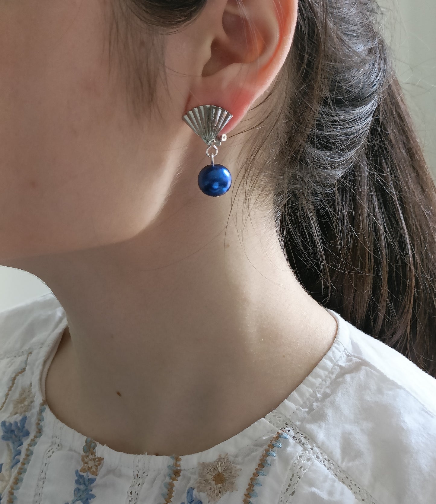 Boucles d'oreilles clips éventails argentés et perles bleu vif