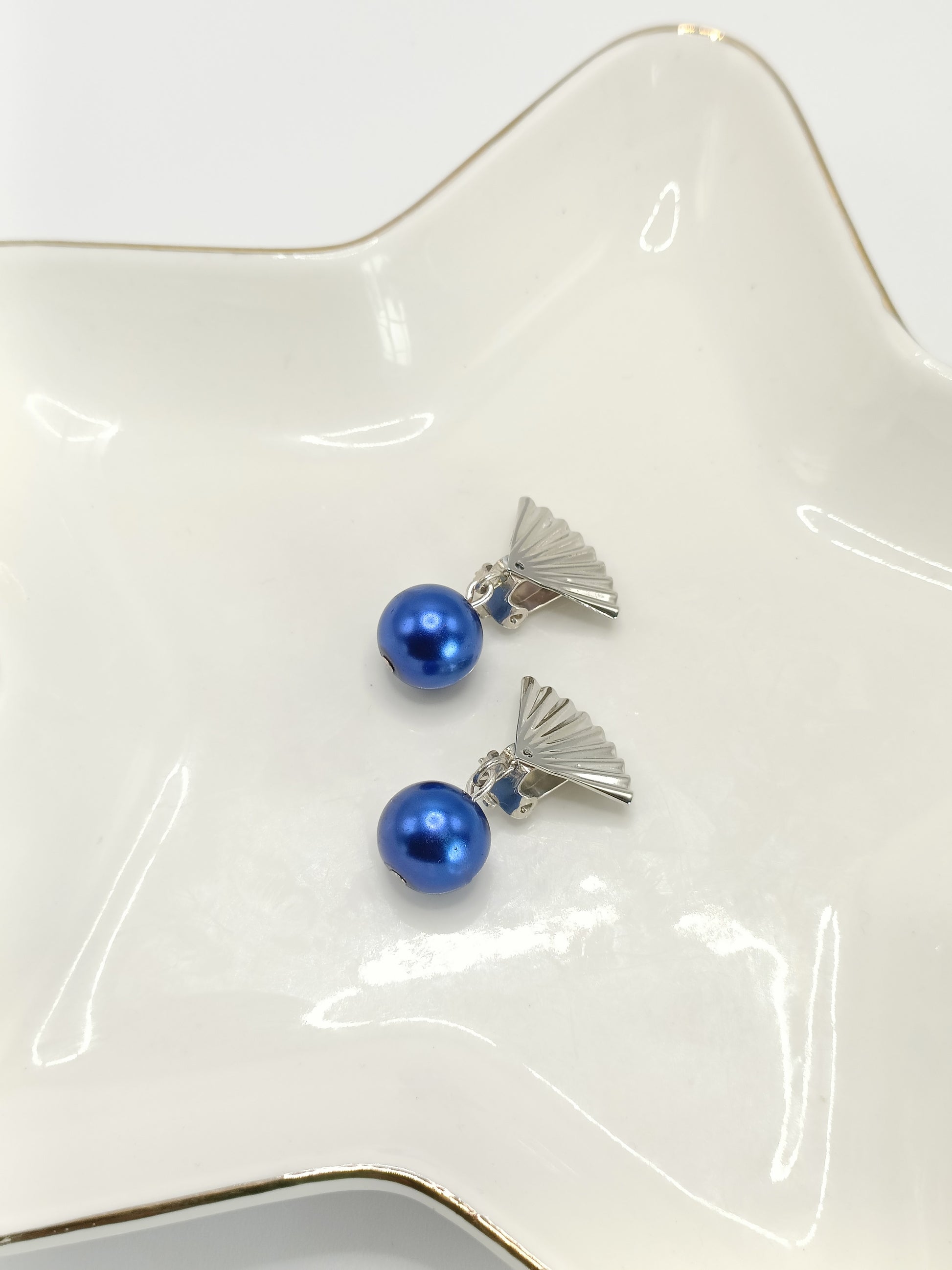 Boucles d 'oreilles clips éventails argentés et perles bleu vif 