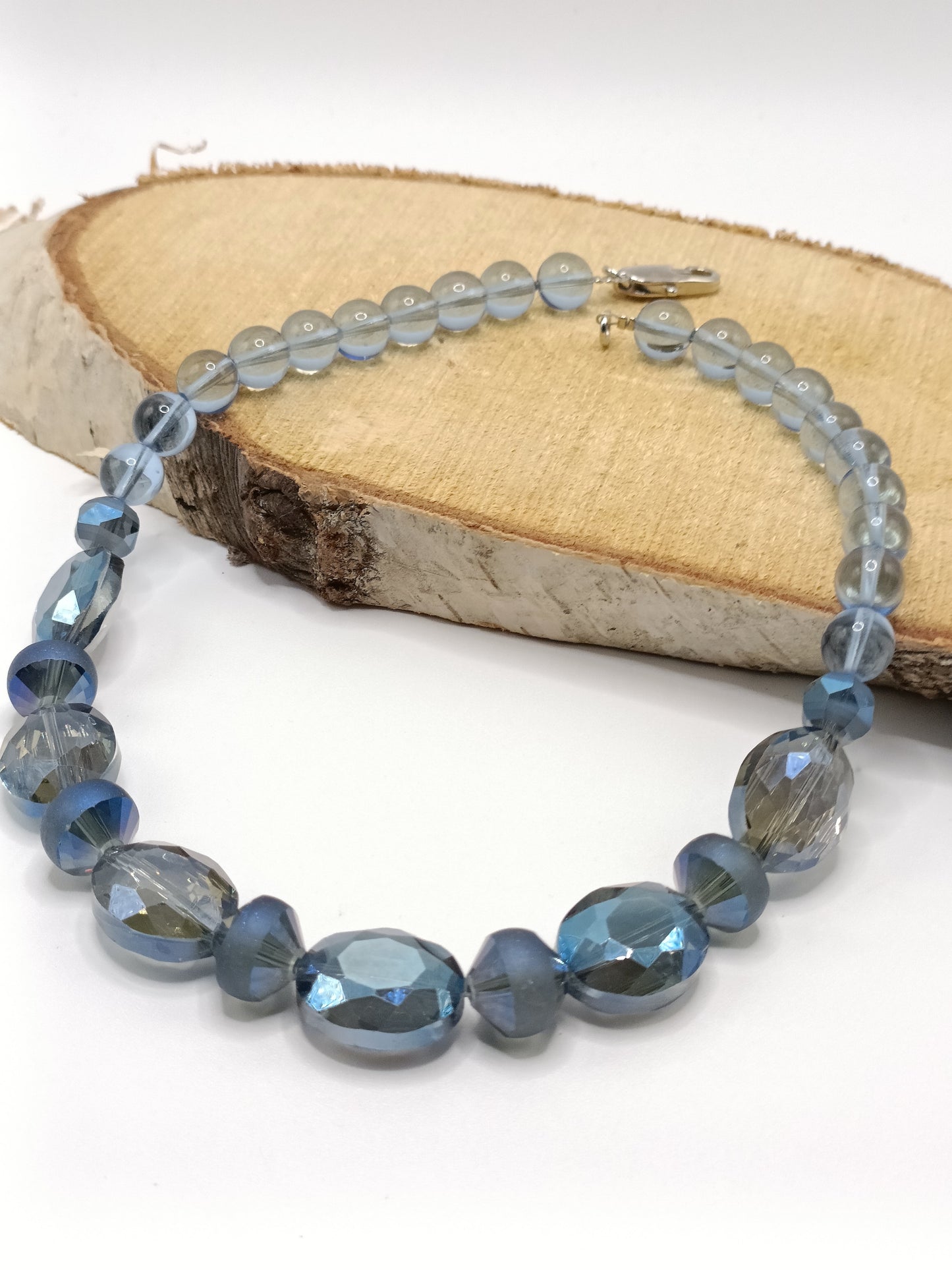 Collier court en perles bleu clair , verre de bohème et cristal