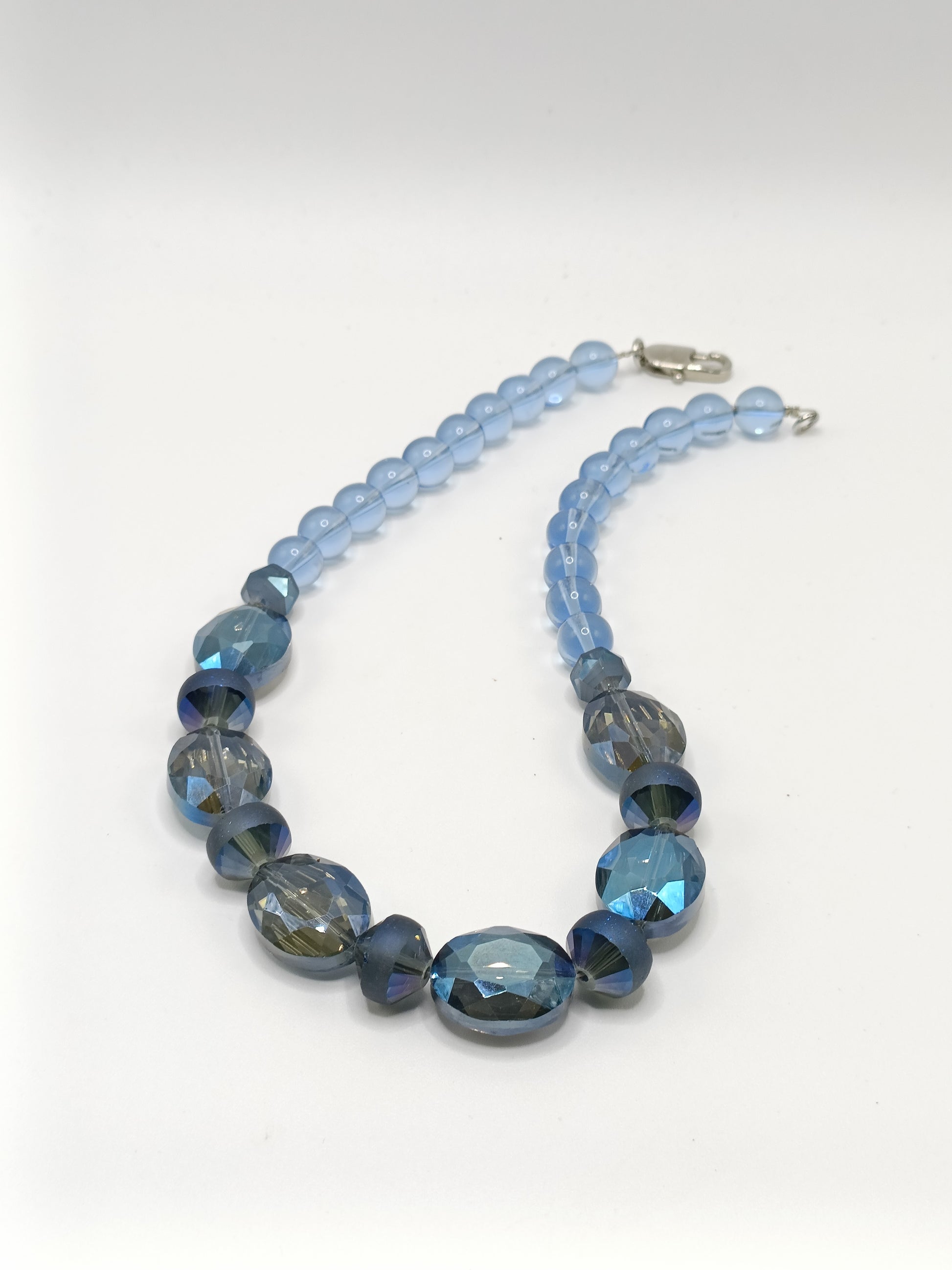 Collier court en perles bleu clair, verre de bohème et cristal