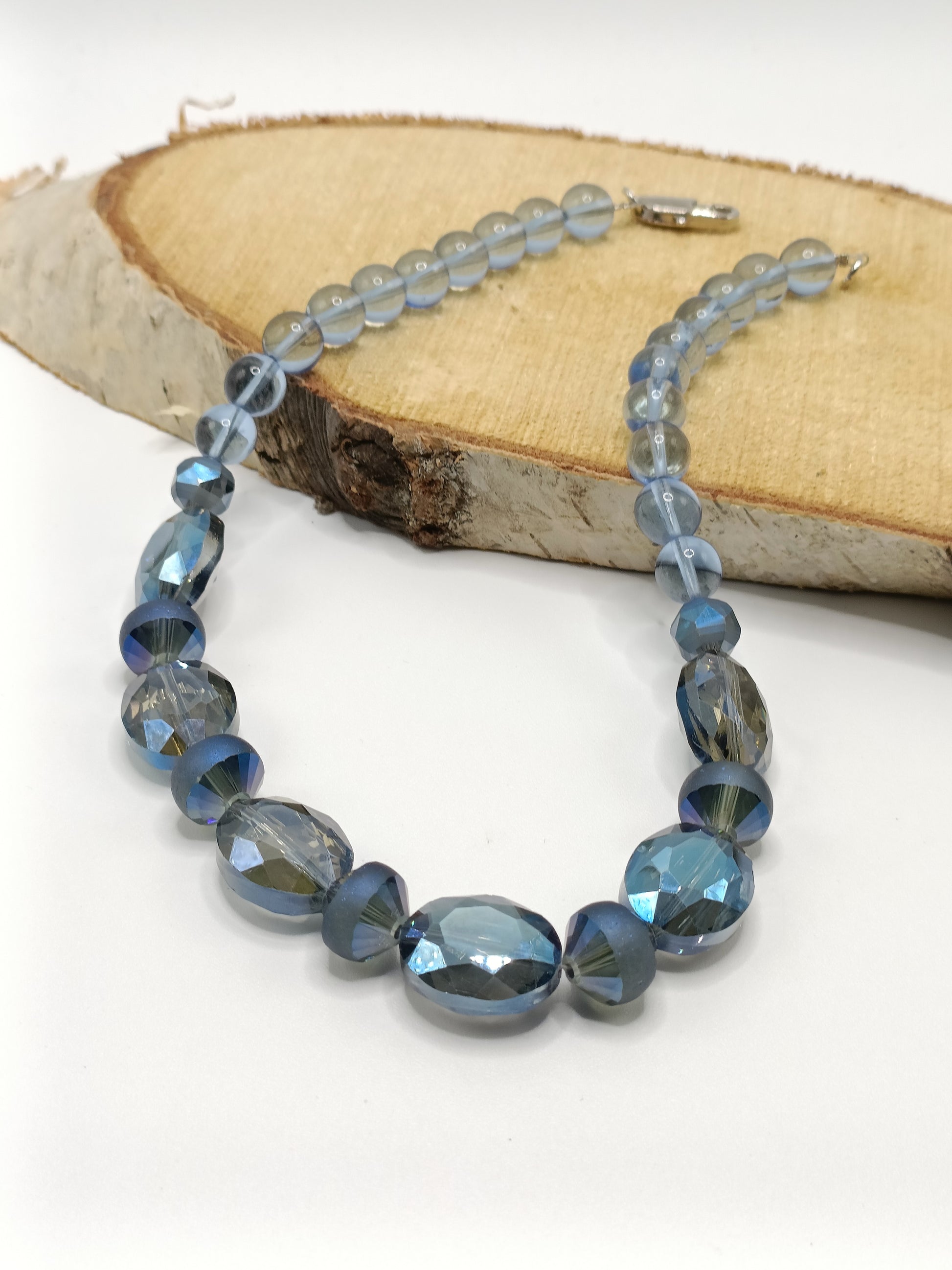 Collier court en perles bleu clair, verre de bohème et cristal