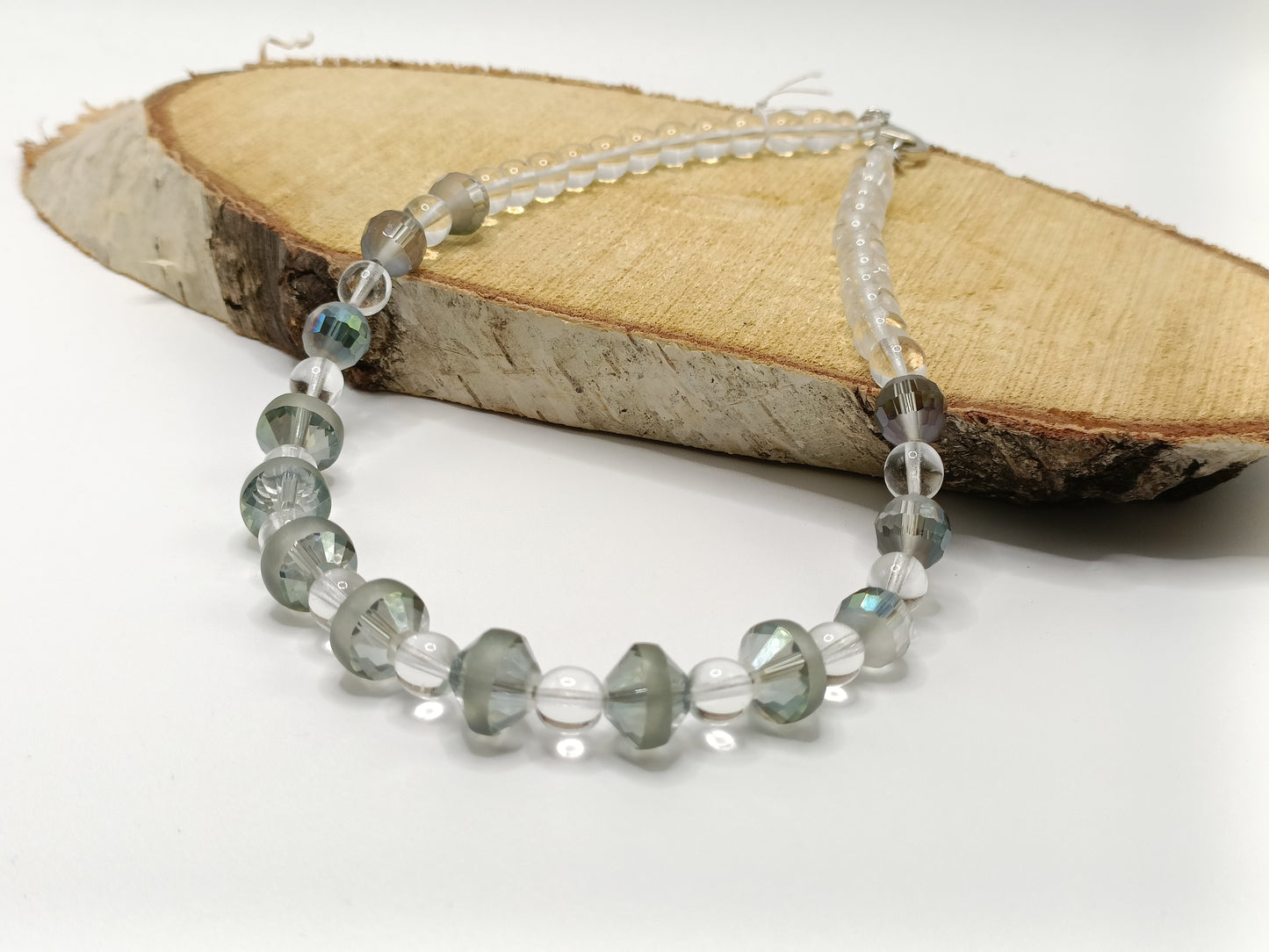 Collier court en perles de cristal vert facetté et perles transparentes en verre de bohème