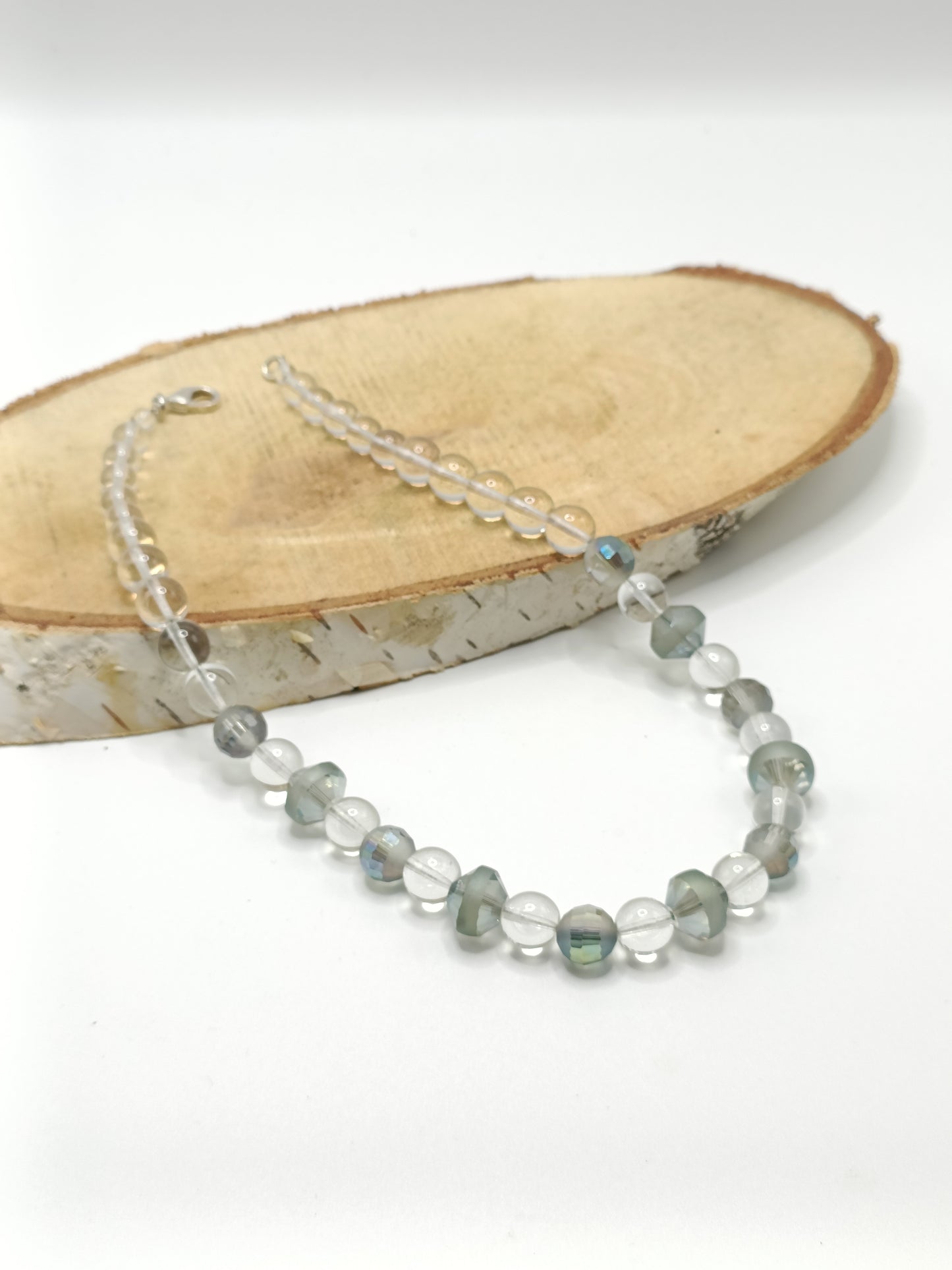 Collier court en perles de cristal vert et verre de bohème transparent 