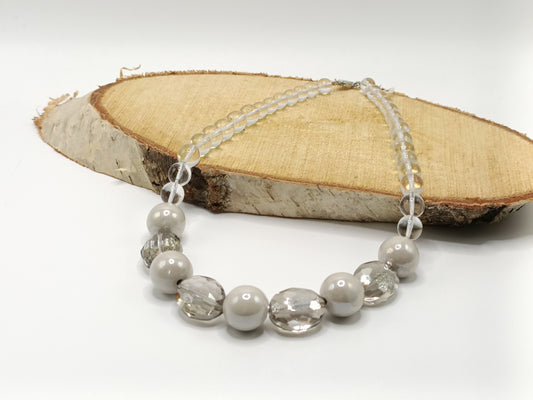 Collier court en perles de cristal facetté gris, céramique et verre de bohème transparent 