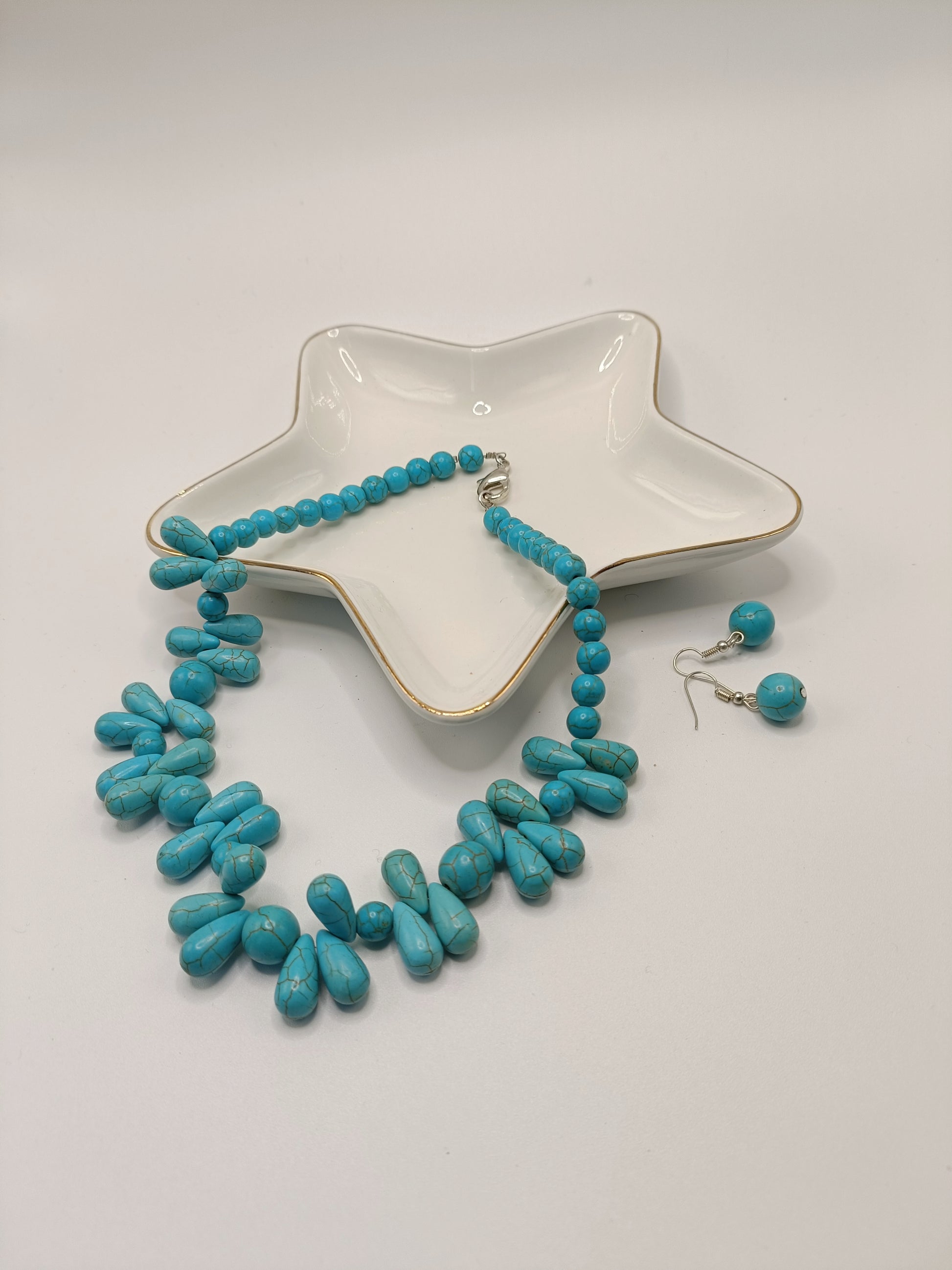 Collier et boucles d'oreilles en howlite turquoise, perles et gouttes