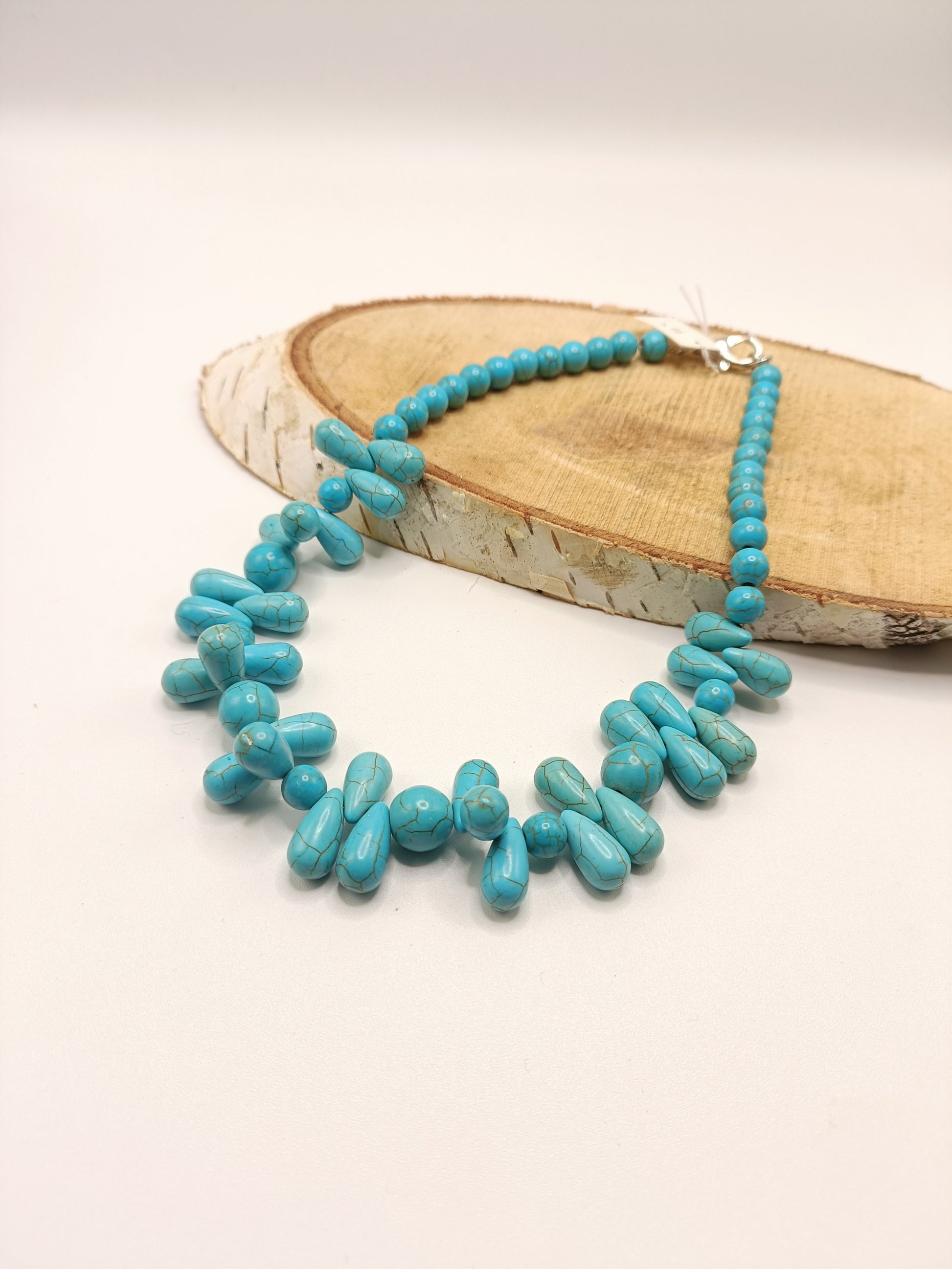 Collier en howlite turqoise, perles et gouttes