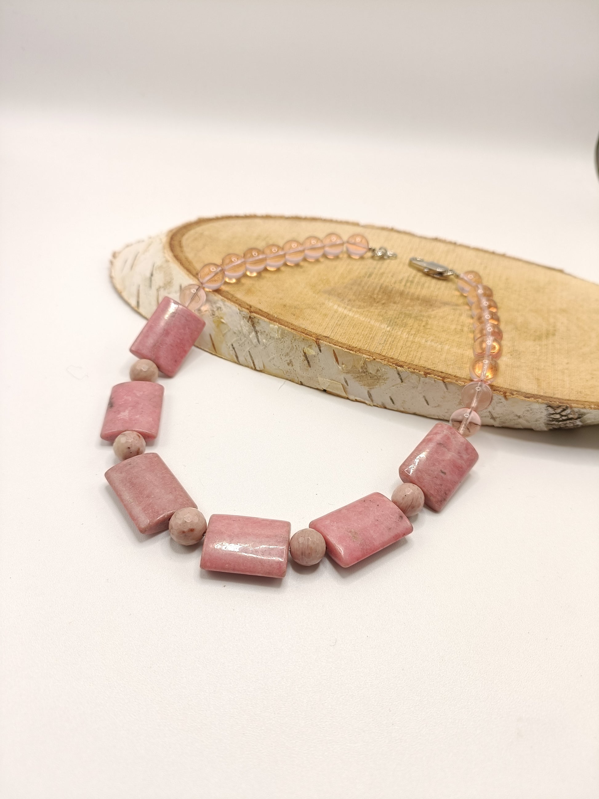 Collier en pierres naturelles : rhodonite, agates roses facettées et verre de bohème rose