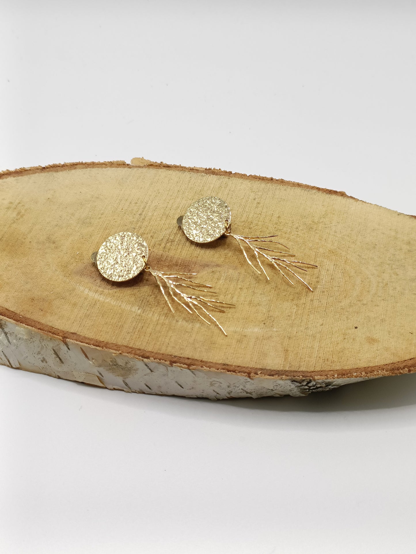 Corail, les boucles d'oreilles clips dorés martelés et branches dorées à l'or fin , modernes et épurées