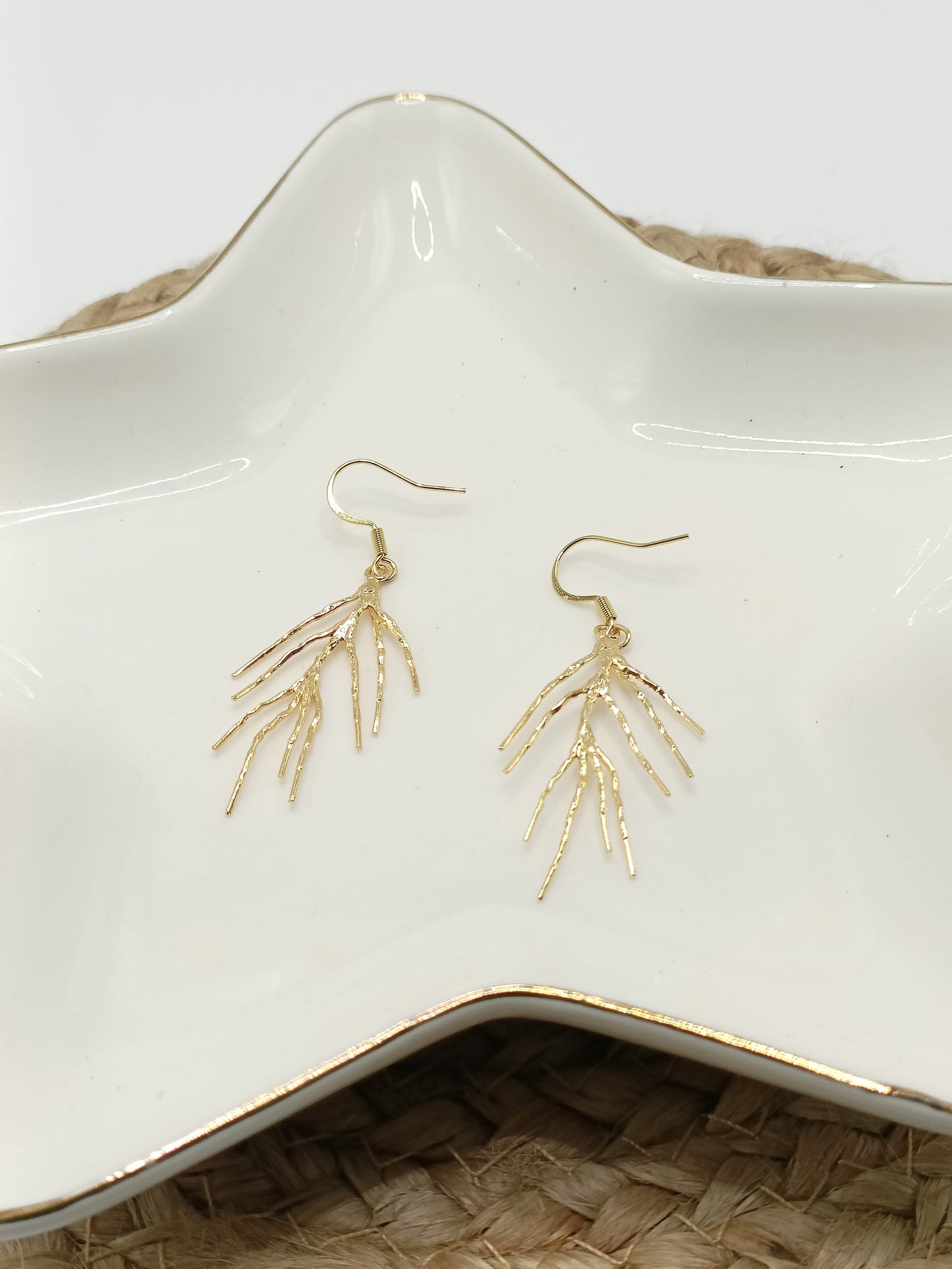 Boucles d'oreilles corail dorées à l'or fin, en percées ou clips, modernes et épurées