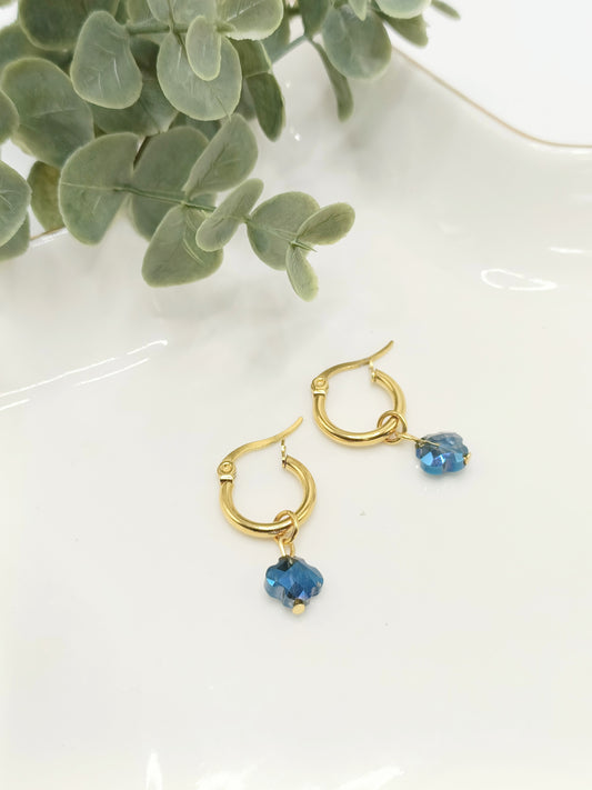 Petites créoles dorées 18k et petites fleurs pendantes bleu marine en cristal