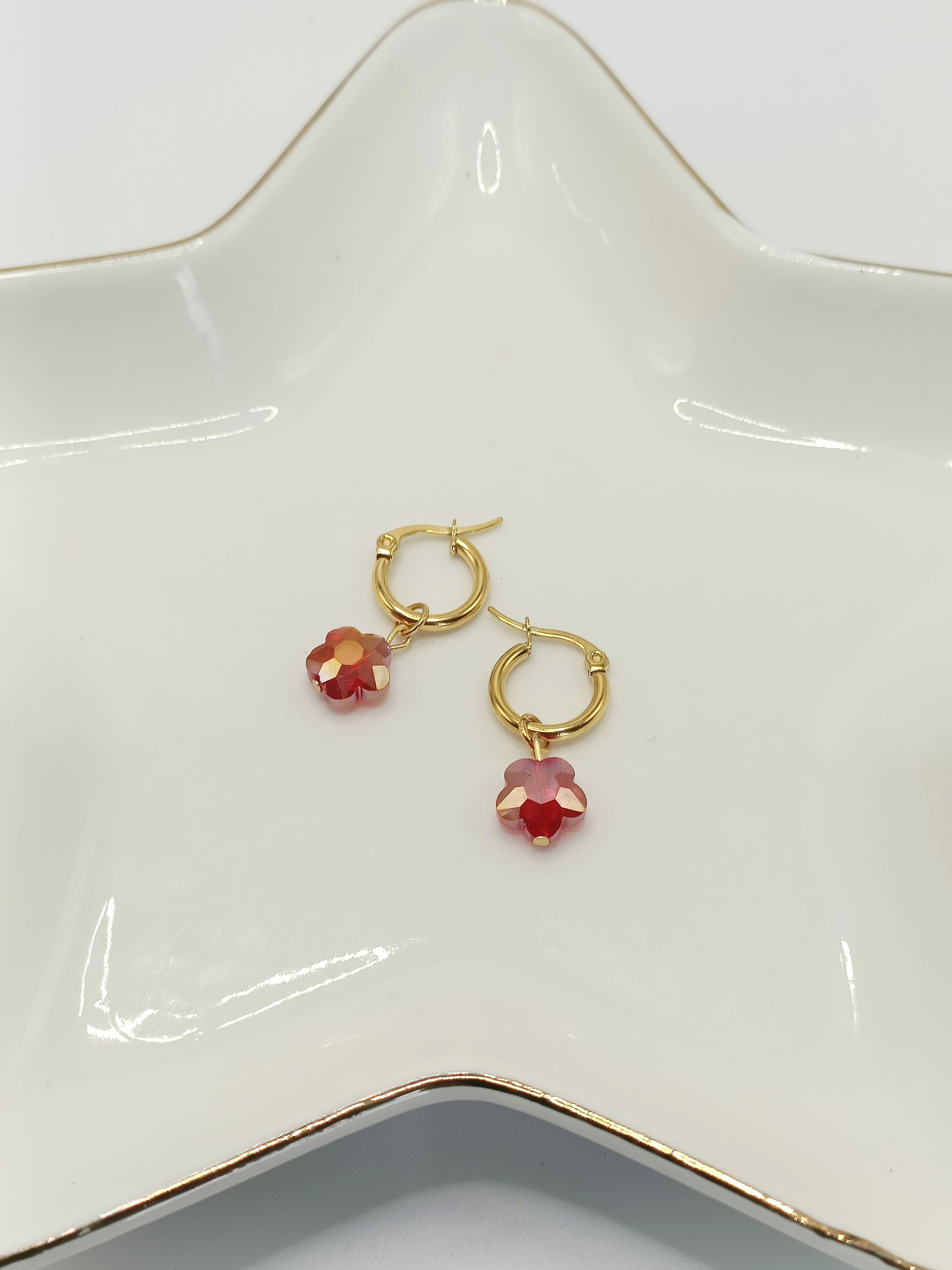Créoles Cosima dorées 18K, petit modèle et breloques fleurs rouges en cristal