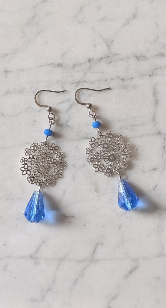 Flore, boucles d'oreilles argentées et bleu, en percées ou clips