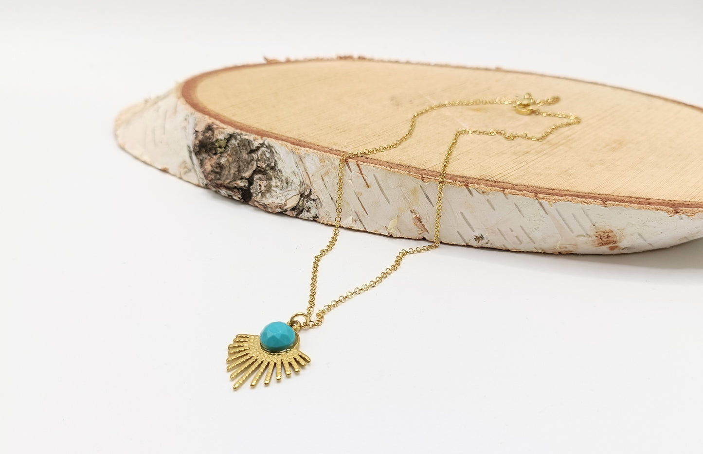 Gasparine, collier fin doré et soleil howlite turquoise