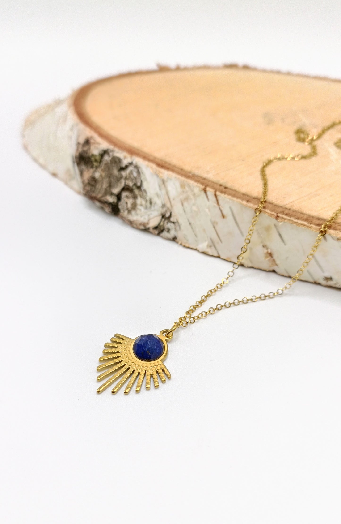 Collier fin doré Gasparine et lapis lazuli soleil